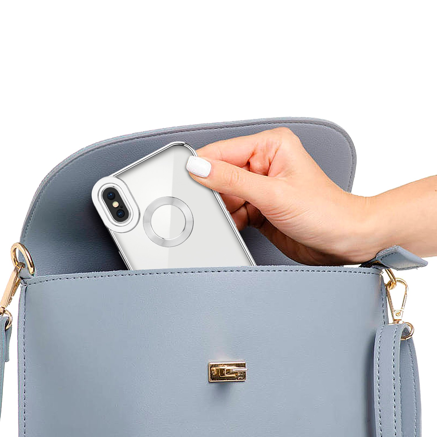 Hand, die ein Telefon mit klarer Hülle in eine blaue Handtasche legt. Das Telefon hat einen weißen Ring.