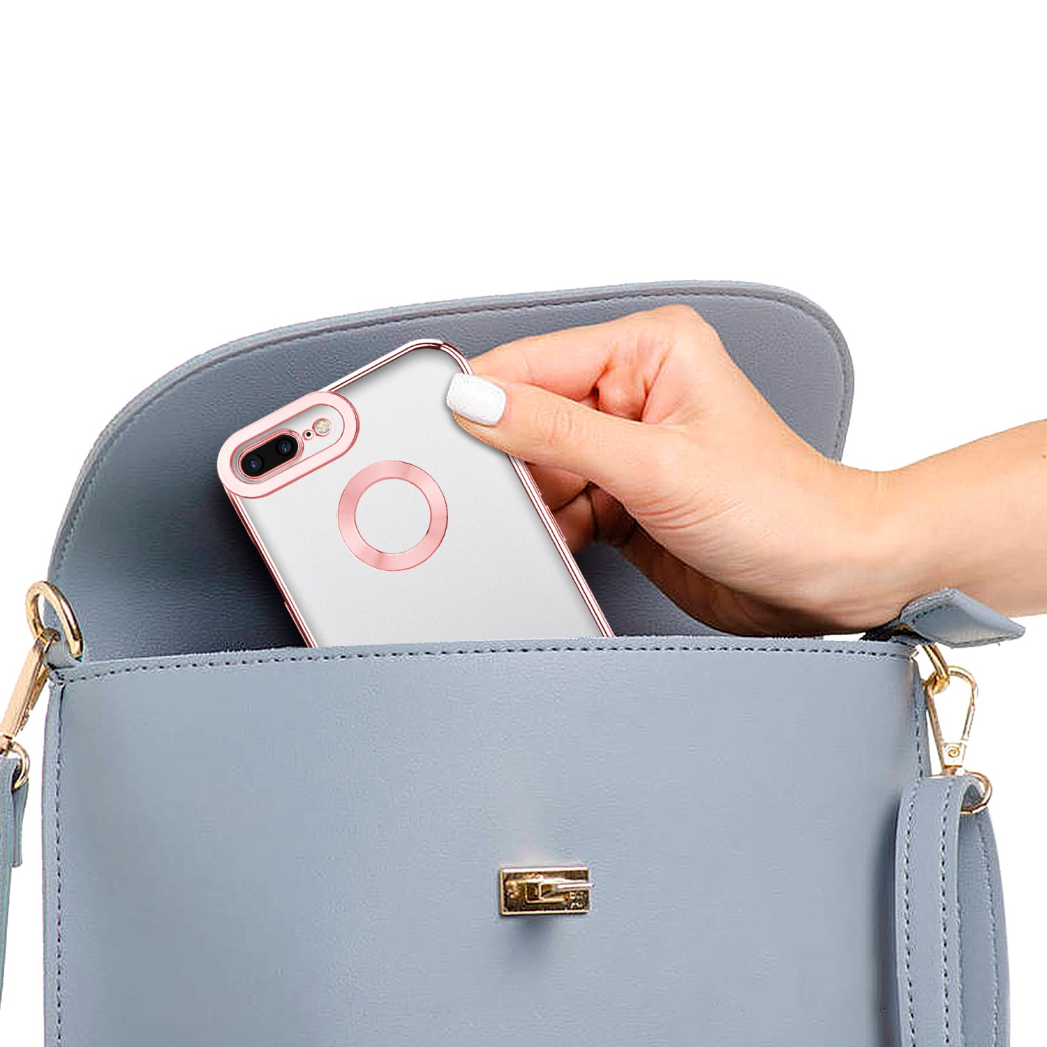 Eine Hand legt ein Telefon in eine hellblaue Handtasche. Das Telefon hat eine pinke Hülle mit Kreis.