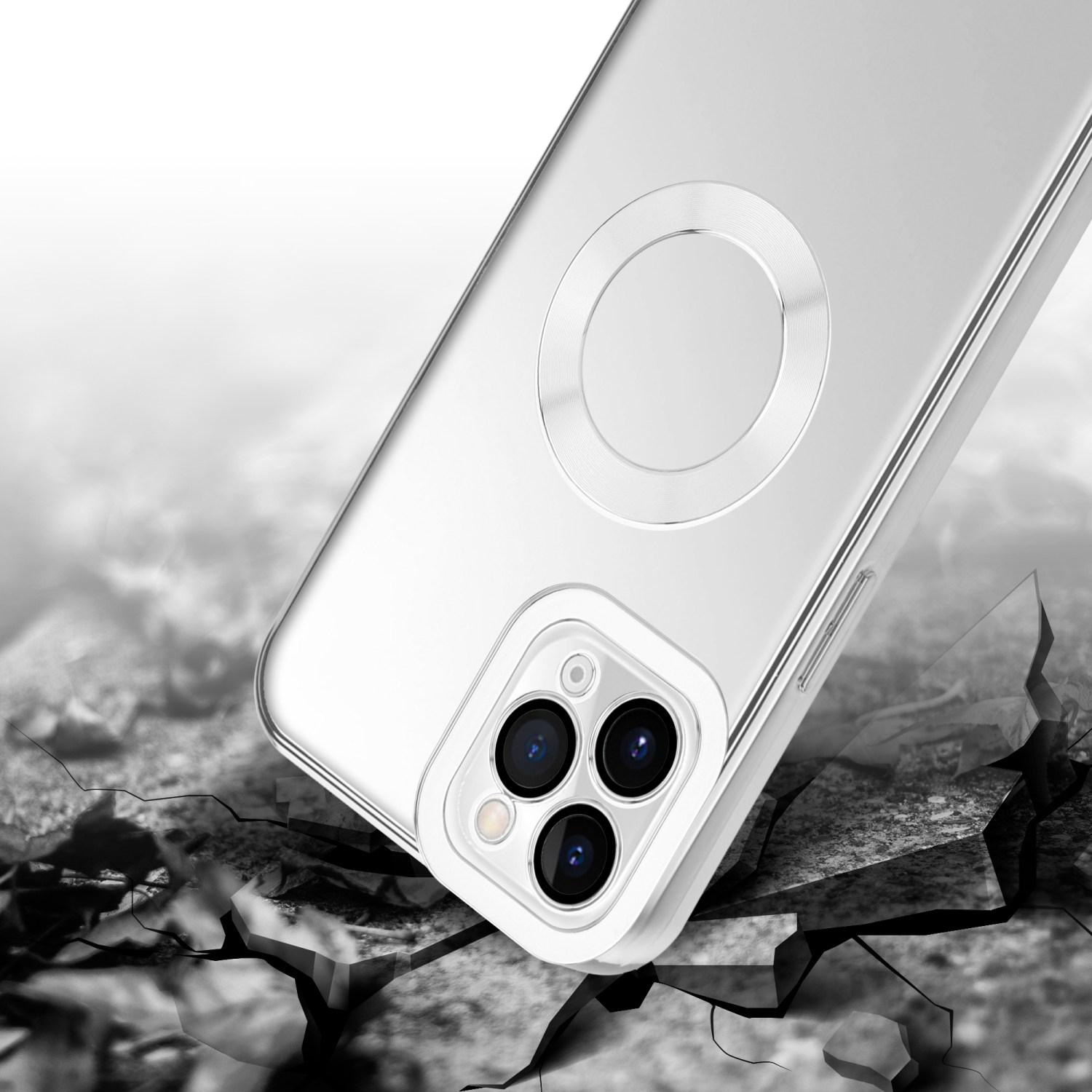 Transparente Handyhülle auf zerbrochener Oberfläche. Telefon hat drei Objektive. Der Hintergrund ist neutral.