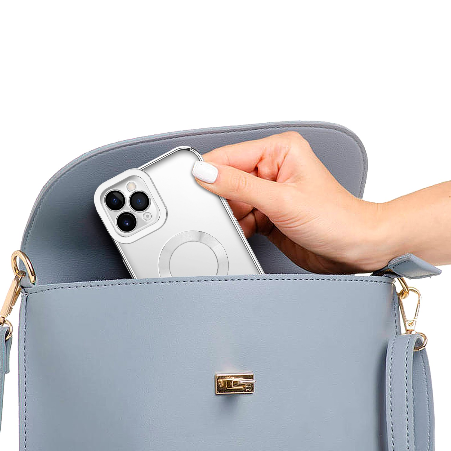 Eine Hand legt ein Telefon in eine hellblaue Handtasche. Das Telefon ist in einer durchsichtigen Hülle.