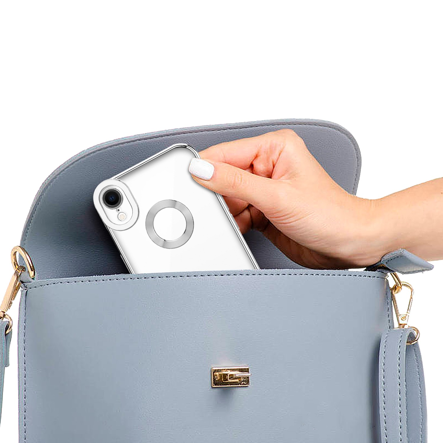 Una mano che raggiunge una borsa azzurra per tirare fuori un telefono.
