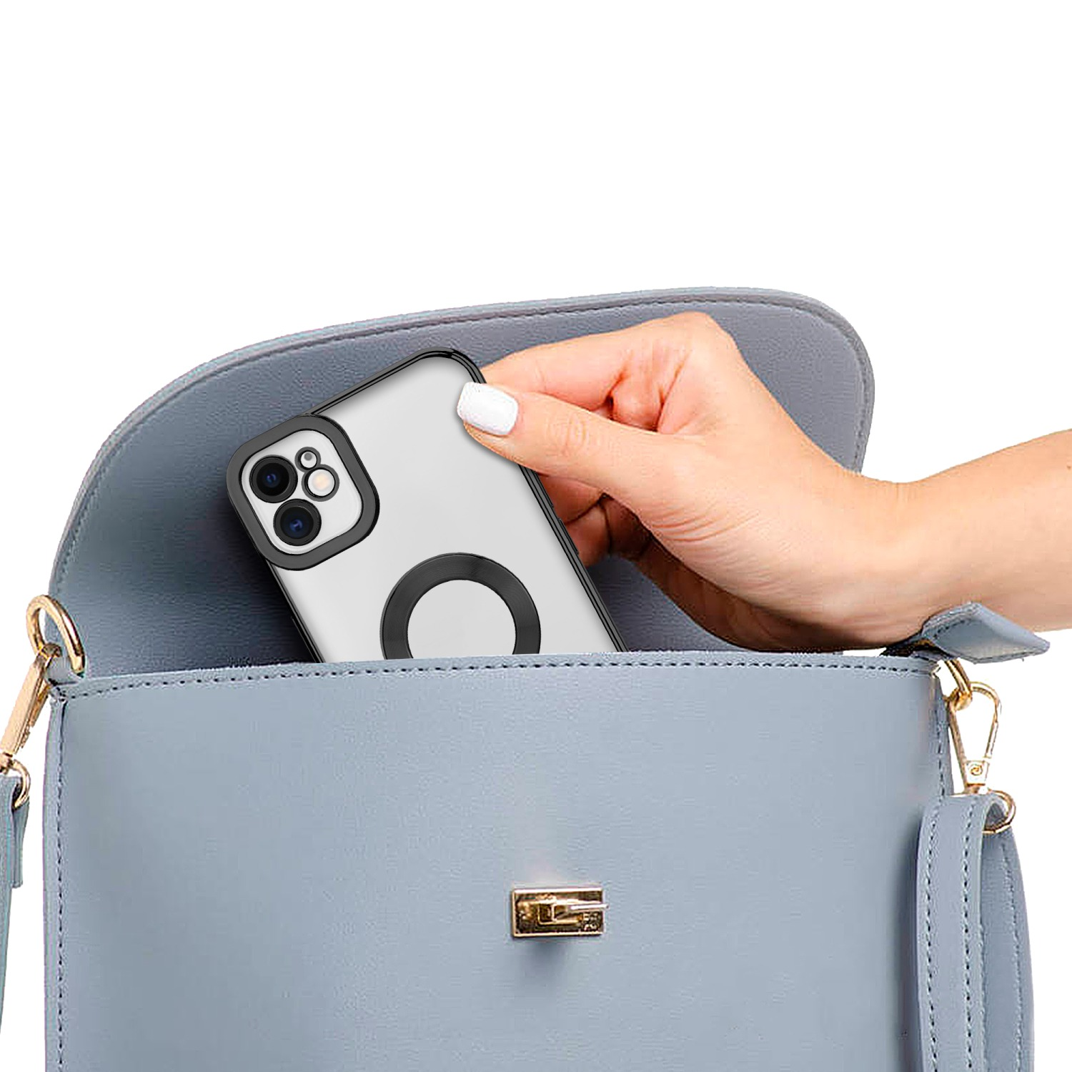 Eine hellblaue Handtasche, in die eine Hand ein Telefon legt. Das Telefon hat einen schwarzen Ring.