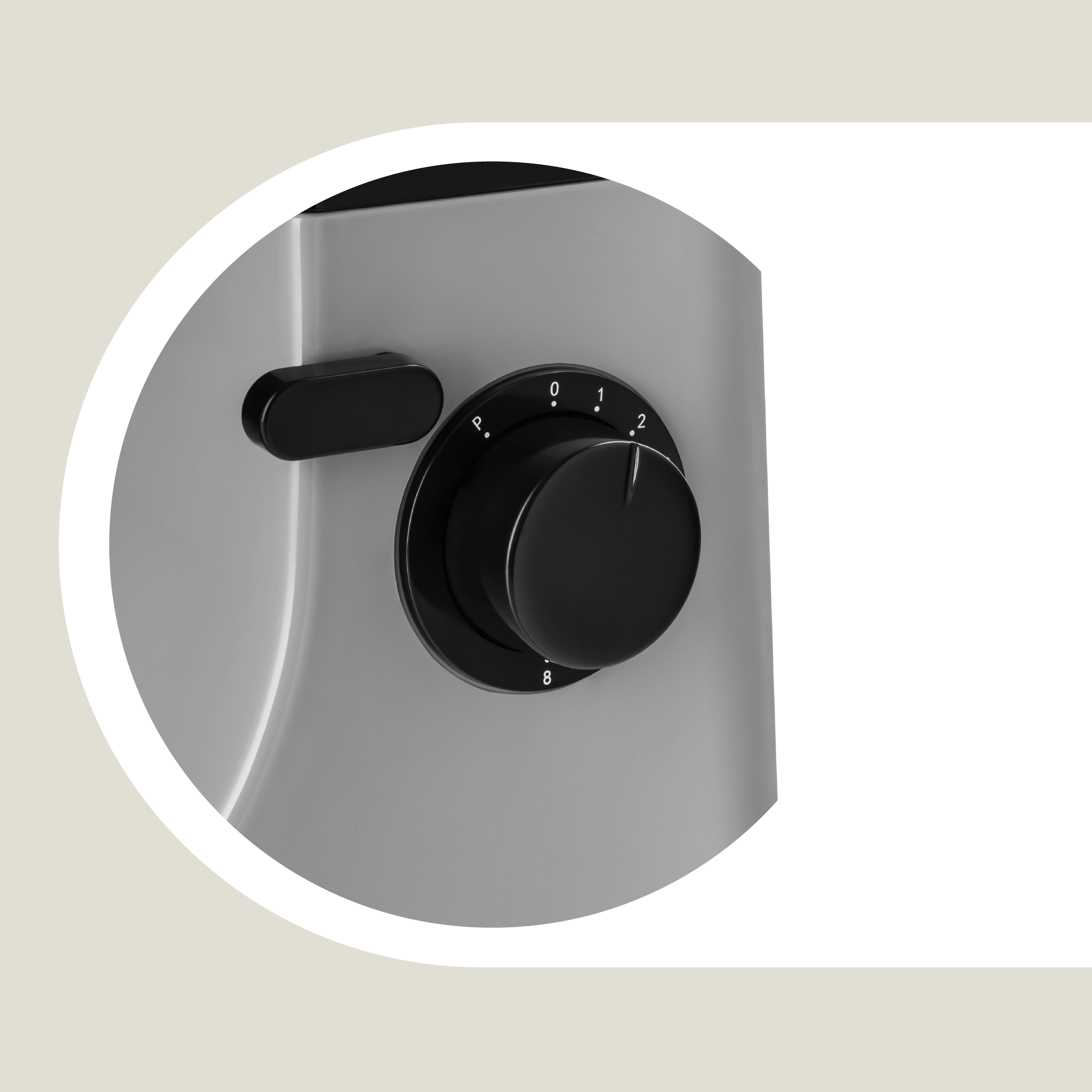 Zbliżenie pokrętła regulacji prędkości w szarym urządzeniu kuchennym, z cyframi 0, 1, 2 i 8.