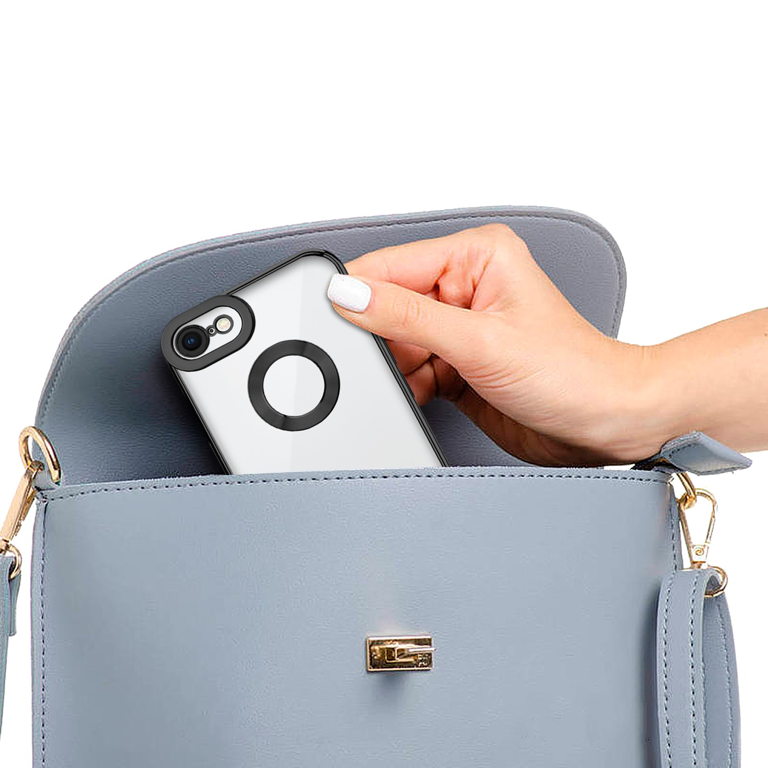 Eine Hand hält ein Telefon in einer durchsichtigen Hülle, in einer hellblauen Handtasche.