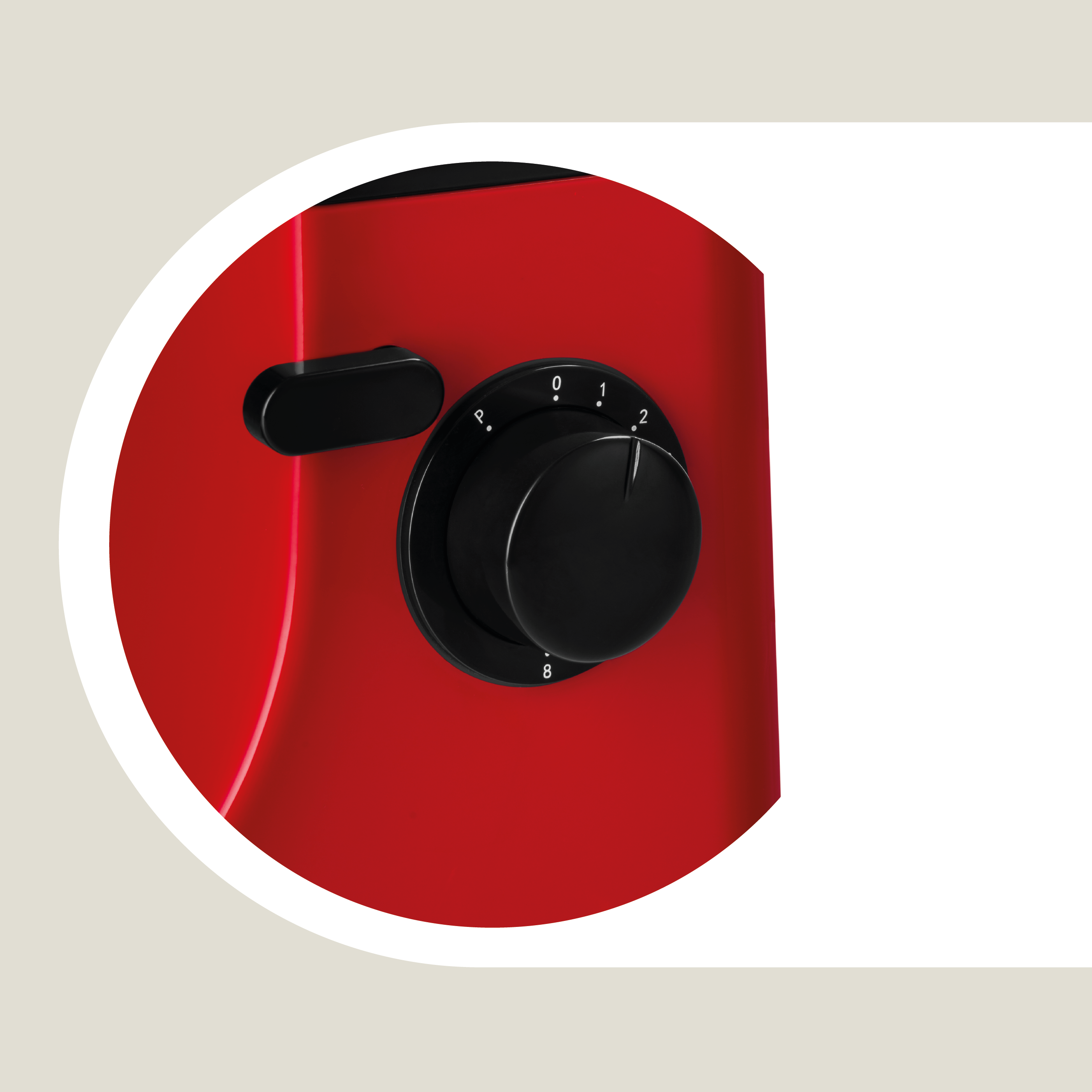 Primo piano di un mixer rosso con una manopola nera. La manopola ha numeri. Il mixer è su sfondo chiaro.