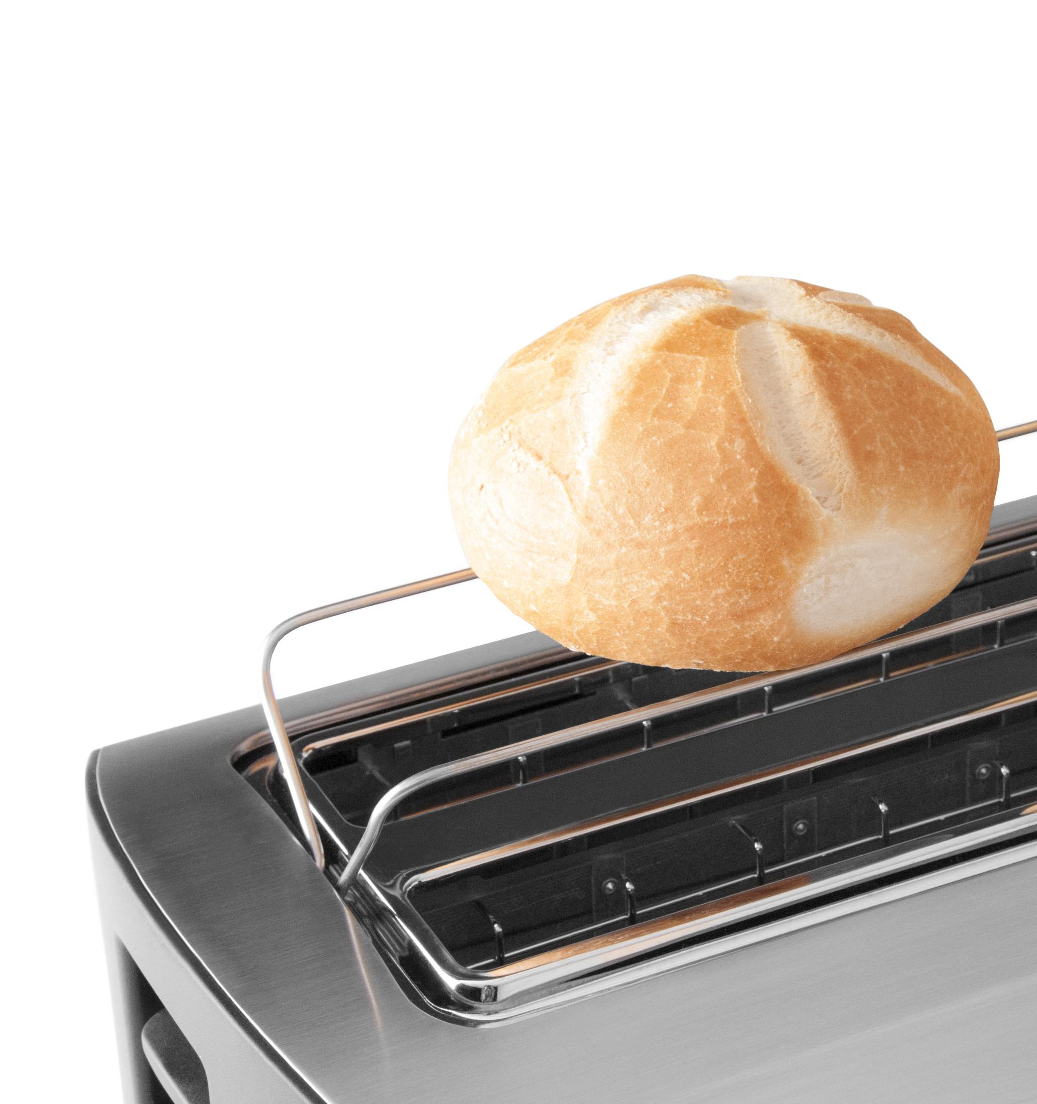 Ein getoastetes Brötchen liegt auf einem silbernen Toaster.