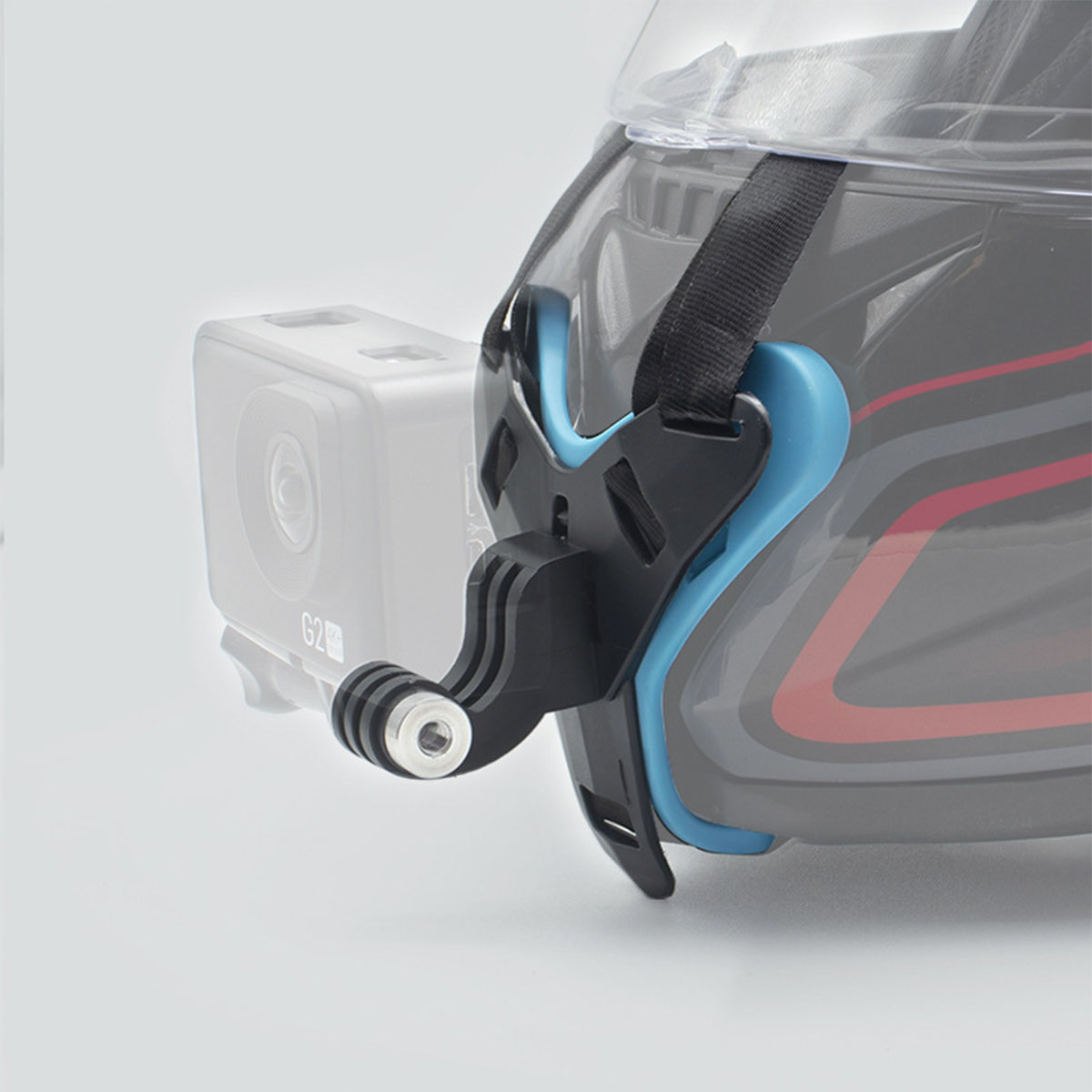 Helm mit Action-Kamera-Halterung. Die Halterung ist schwarz und blau, mit angebrachter Kamera.