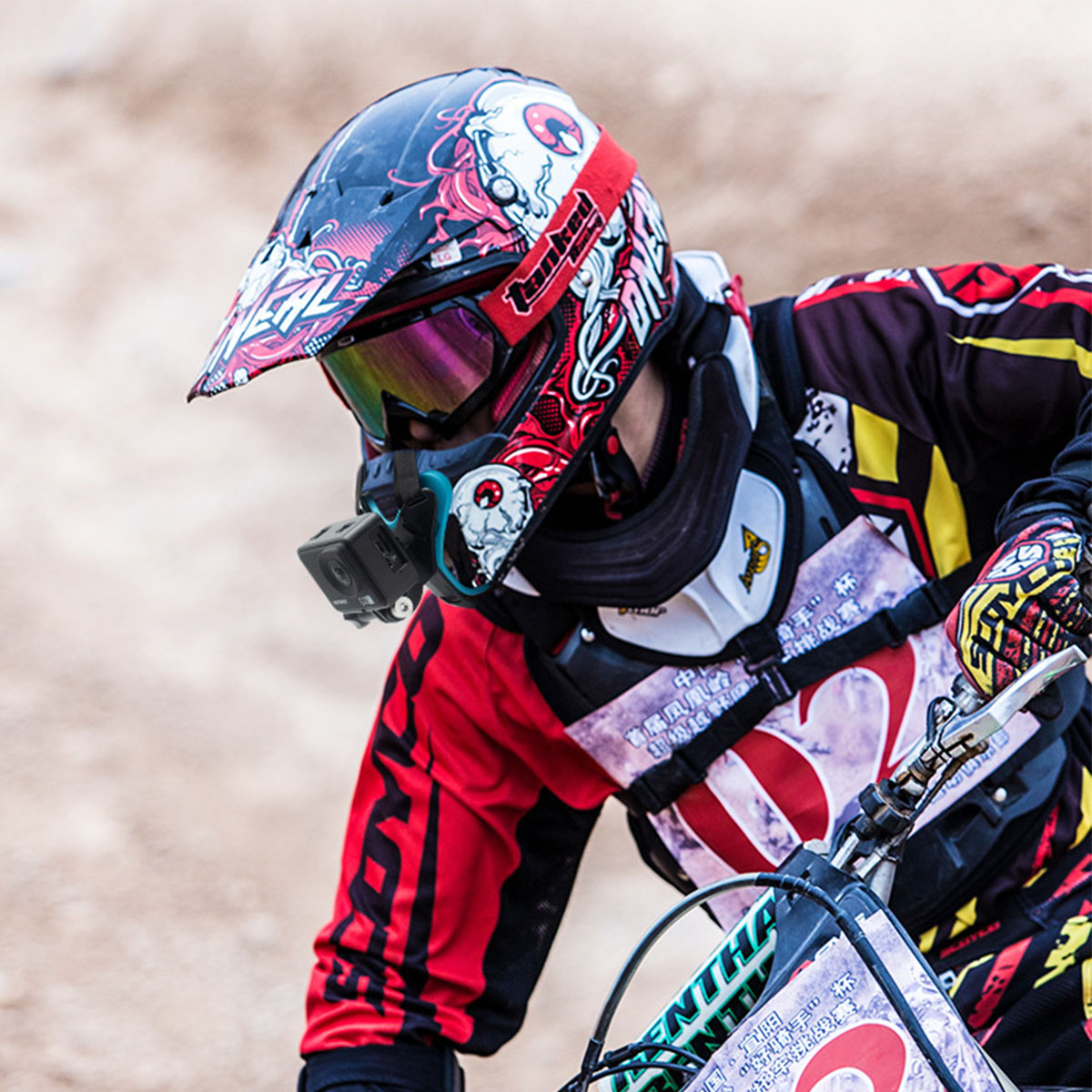 Motocross-Fahrer in Ausrüstung, Helm und Brille. Der Fahrer sitzt auf einem Motorrad.
