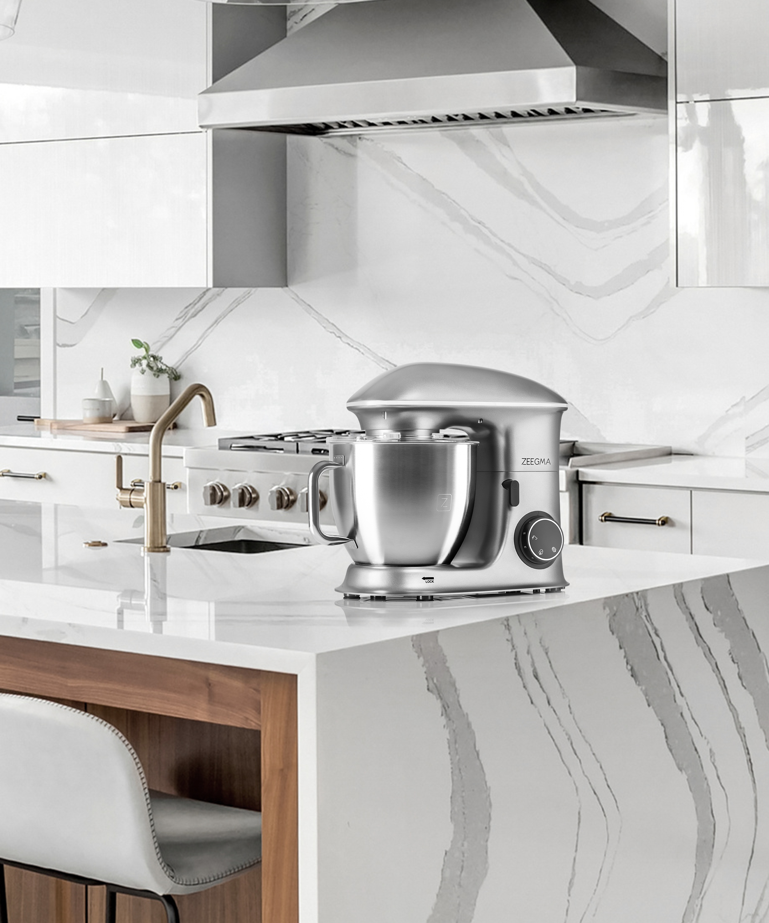 Nowoczesna kuchnia ze stojącym mikserem ze stali nierdzewnej na białym blacie. Białe szafki i marmurowa ściana tylna.