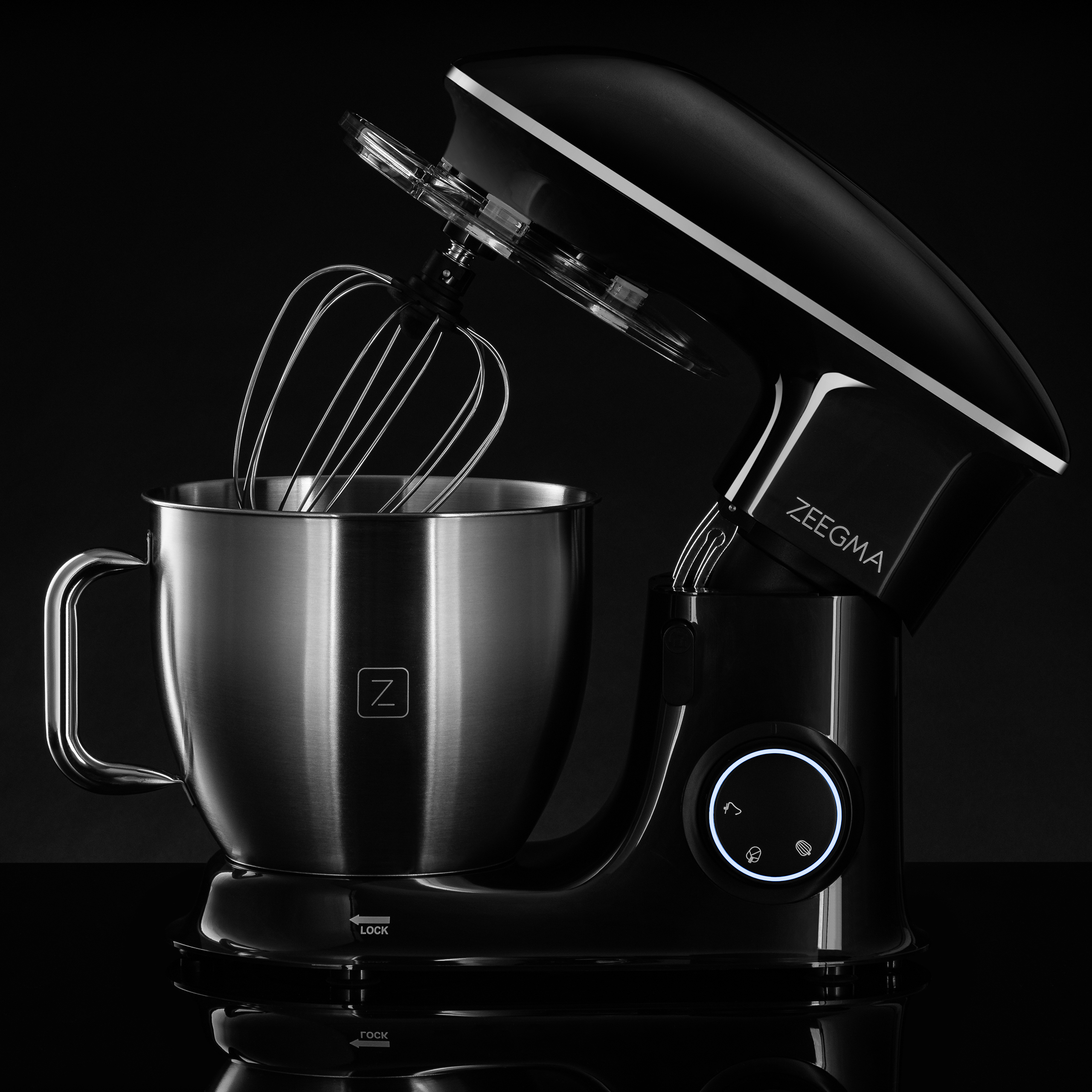 Czarny mikser stojący ze srebrną misą, końcówką do ubijania i napisem 'ZEEGMA'.