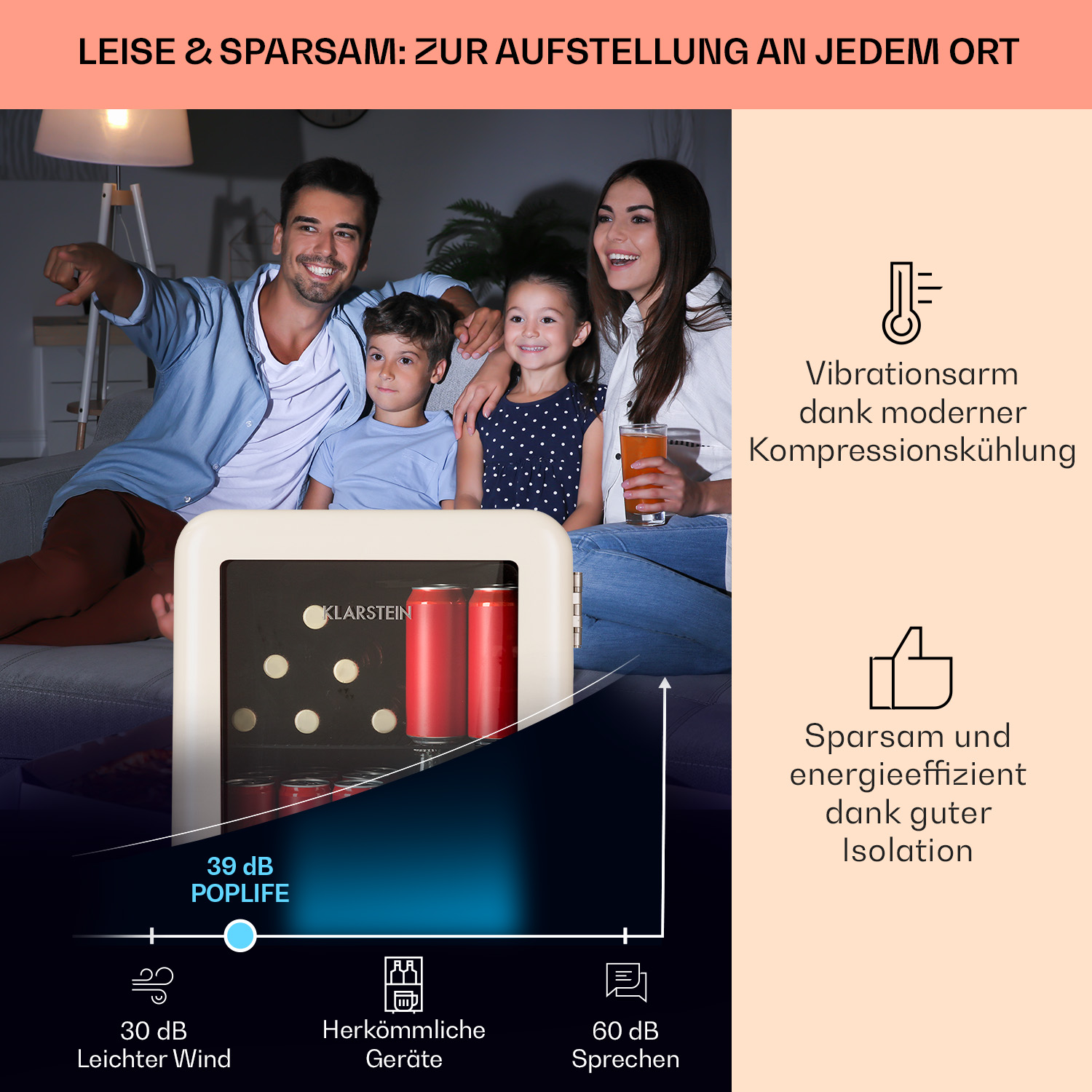 Eine Familie im Wohnzimmer schaut fern. Ein kleiner Kühlschrank steht im Vordergrund.