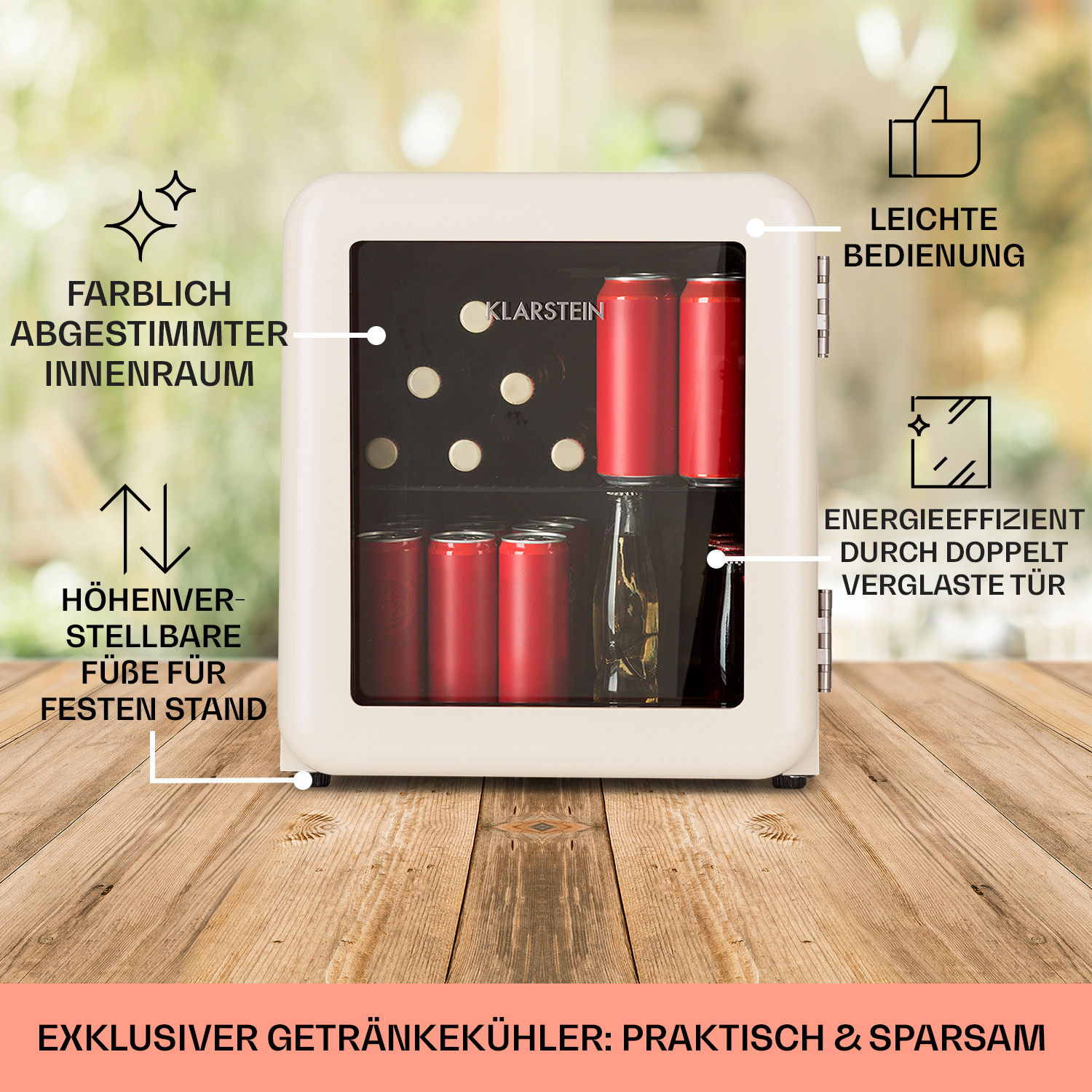 Ein kleiner, cremefarbener Kühlschrank mit roten Dosen im Inneren und Text auf Holzoberfläche.