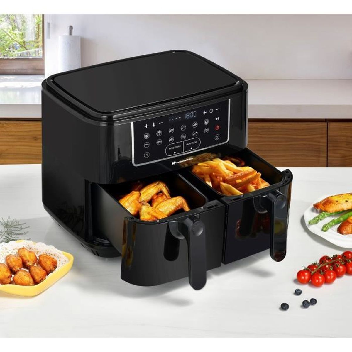Schwarze Heißluftfritteuse mit zwei Fächern, frittierte Speisen sichtbar, auf einem Tisch.