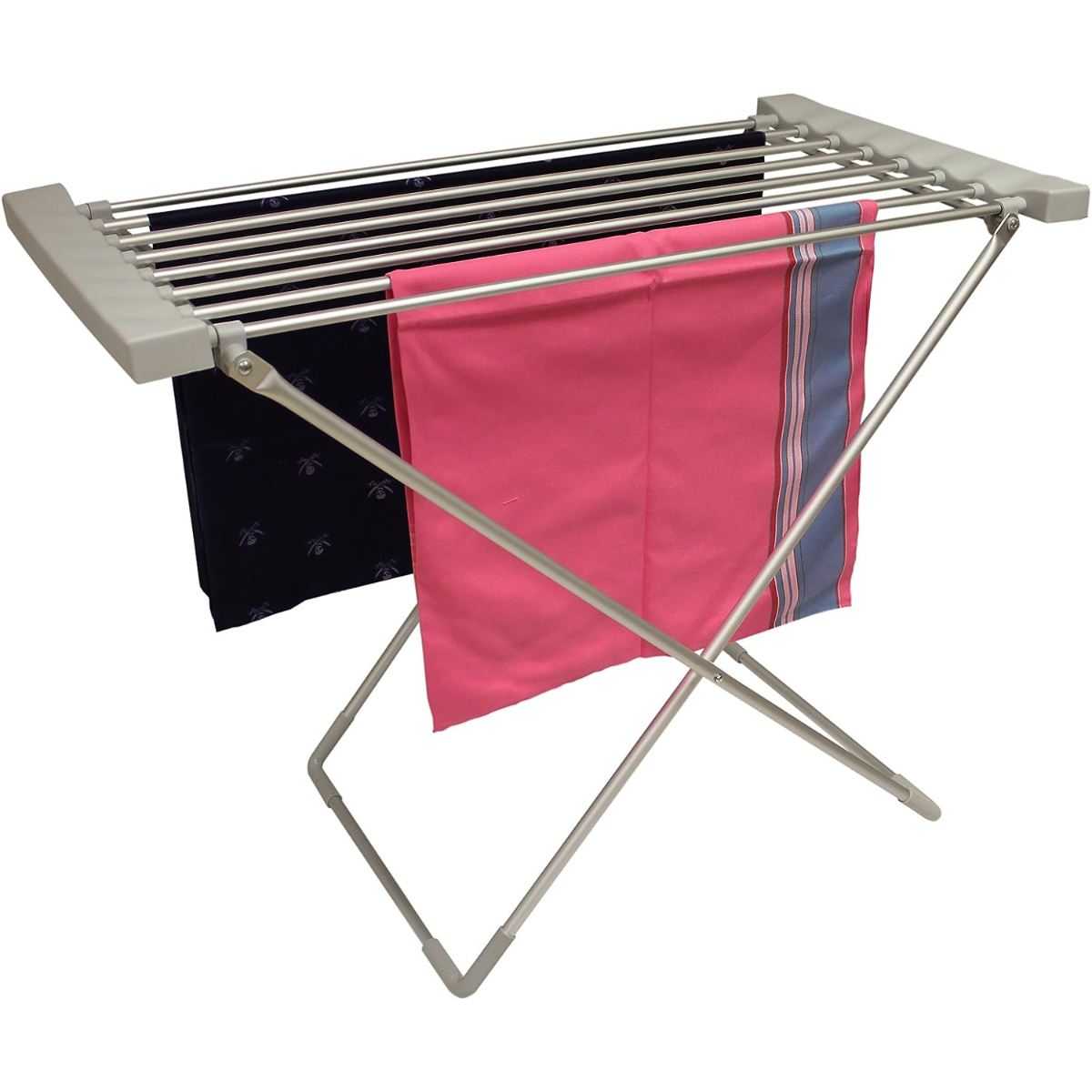 Un tendedero con ropa, aislado sobre blanco.
