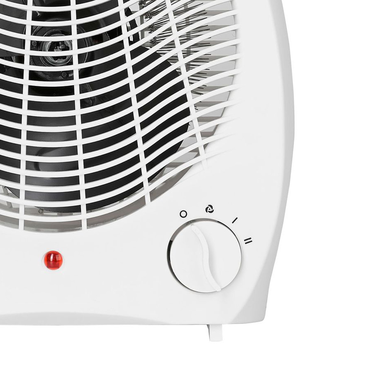 Calentador de ventilador blanco con dial de control y luz indicadora roja, fondo blanco.
