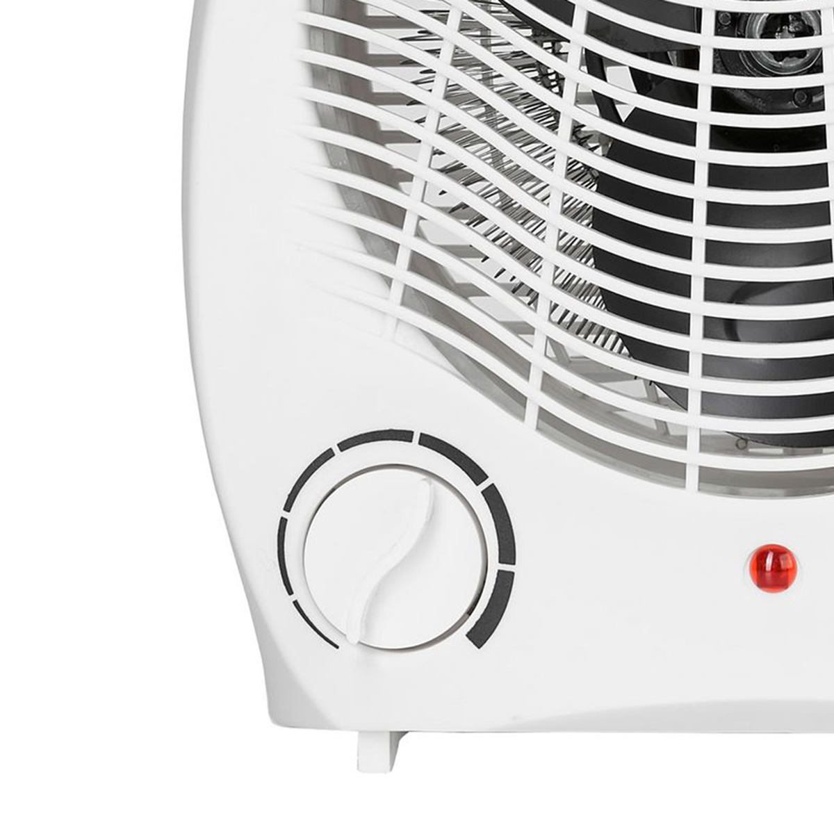 Calentador de ventilador blanco con dial de control y luz roja, primer plano. Fondo blanco.