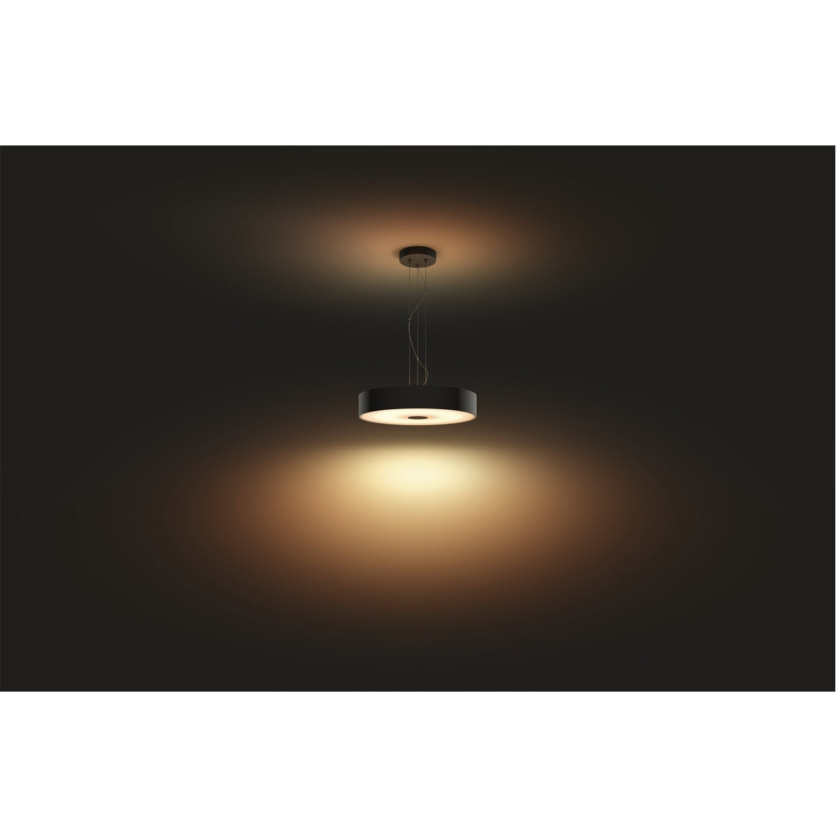 Suspension ronde noire. La source de lumière est au centre, projetant une lueur chaude.