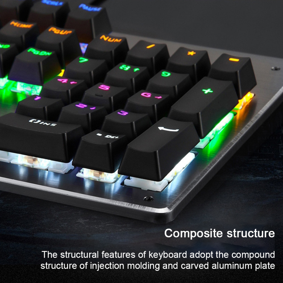 Nahaufnahme einer Tastatur. Schwarze Tasten mit bunten Buchstaben. Silberne Basis mit weißen Lichtern.