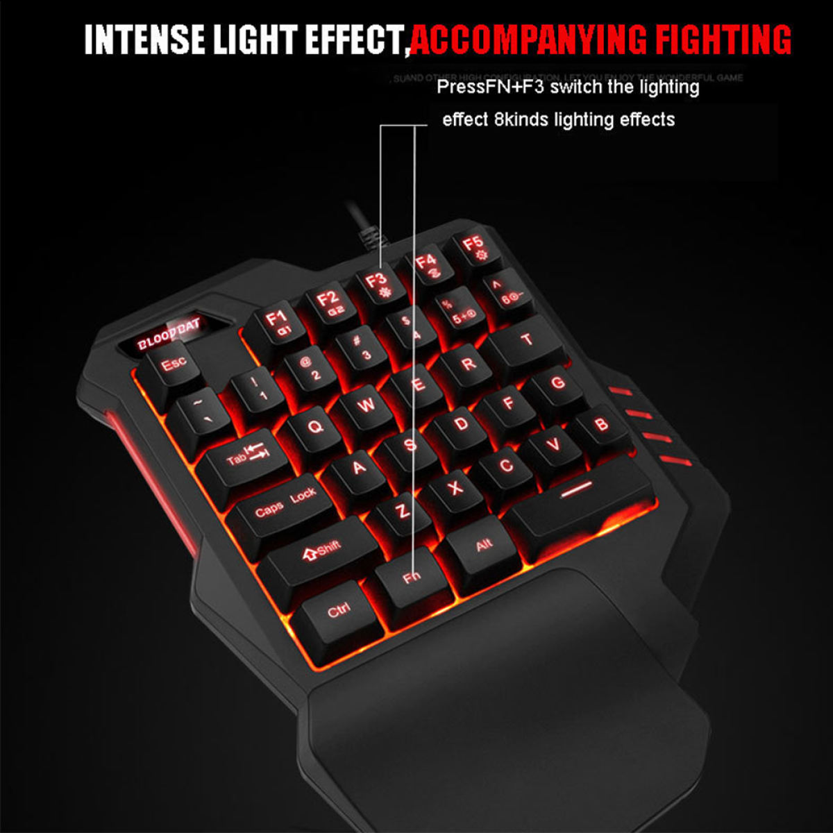 Eine Gaming-Tastatur mit roter Hintergrundbeleuchtung. Die Tasten und die Handballenauflage sind sichtbar.