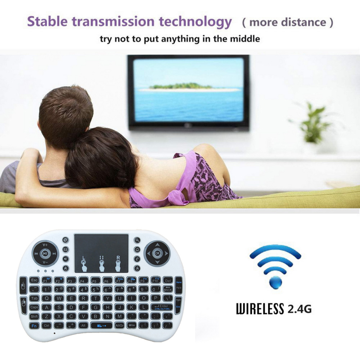Ein Paar auf einem Sofa mit Tastatur und Fernseher, mit Wireless 2.4G Text.