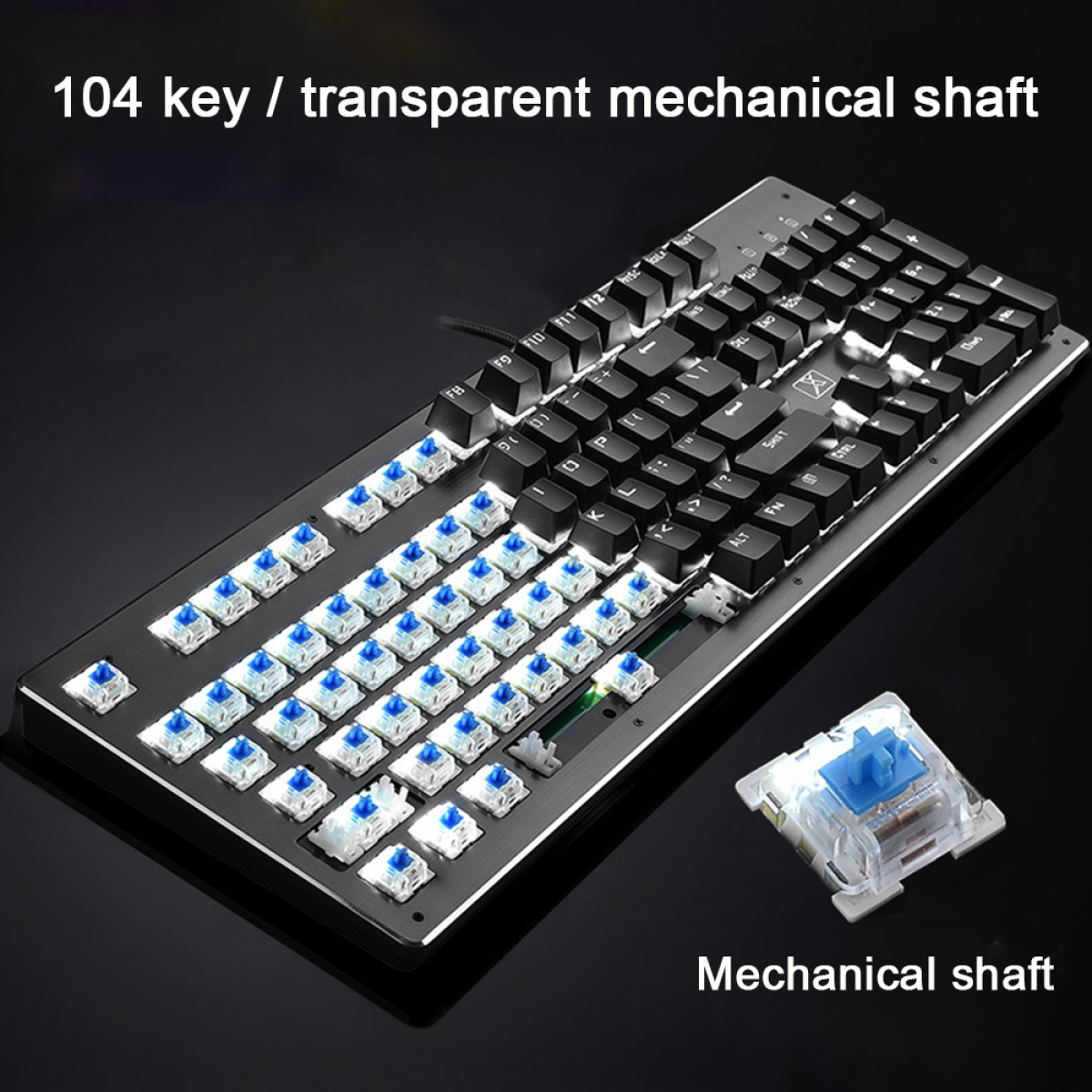Mechanische Tastatur mit 104 Tasten, transparenten Schäften. Die Tastenkappen sind schwarz, blaue Schalter.