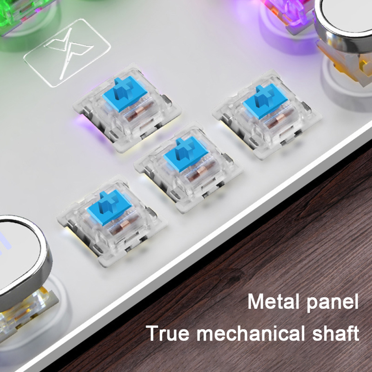 Nahaufnahme mehrerer mechanischer Tastaturschalter. Blauer quadratischer Aufsatz, klarer Körper und weiße Tastatur.
