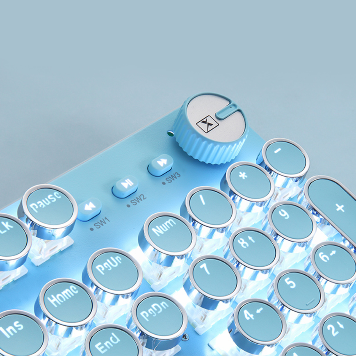 Nahaufnahme einer hellblauen Tastatur mit runden Tasten. Enthält einen Lautstärkeregler, Pfeiltasten und andere Tasten.