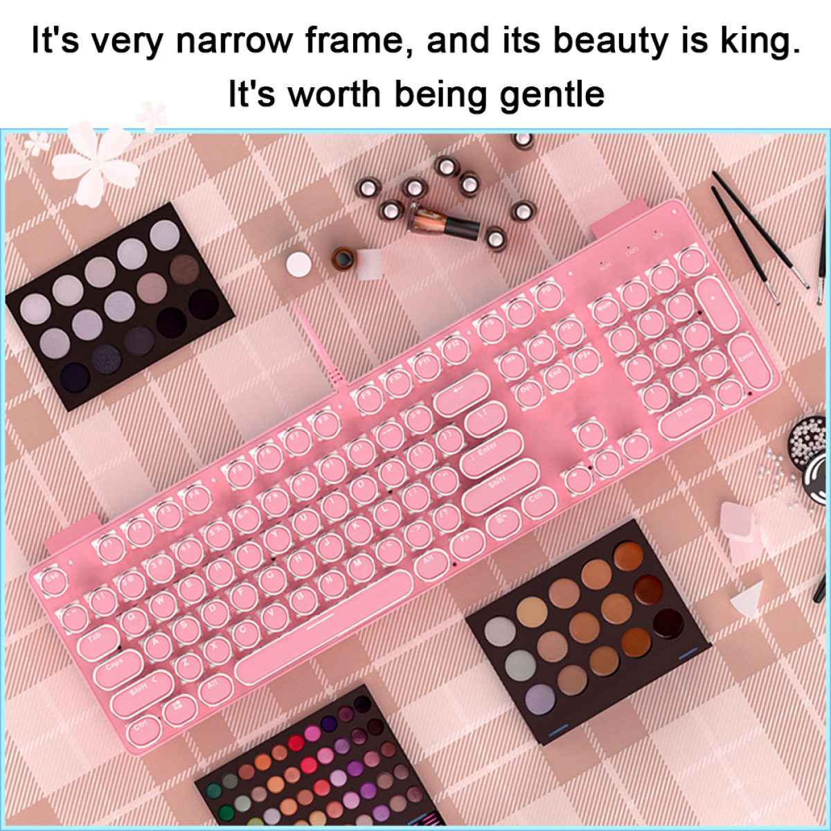 Rosa Retro-Tastatur mit Make-up-Artikeln.