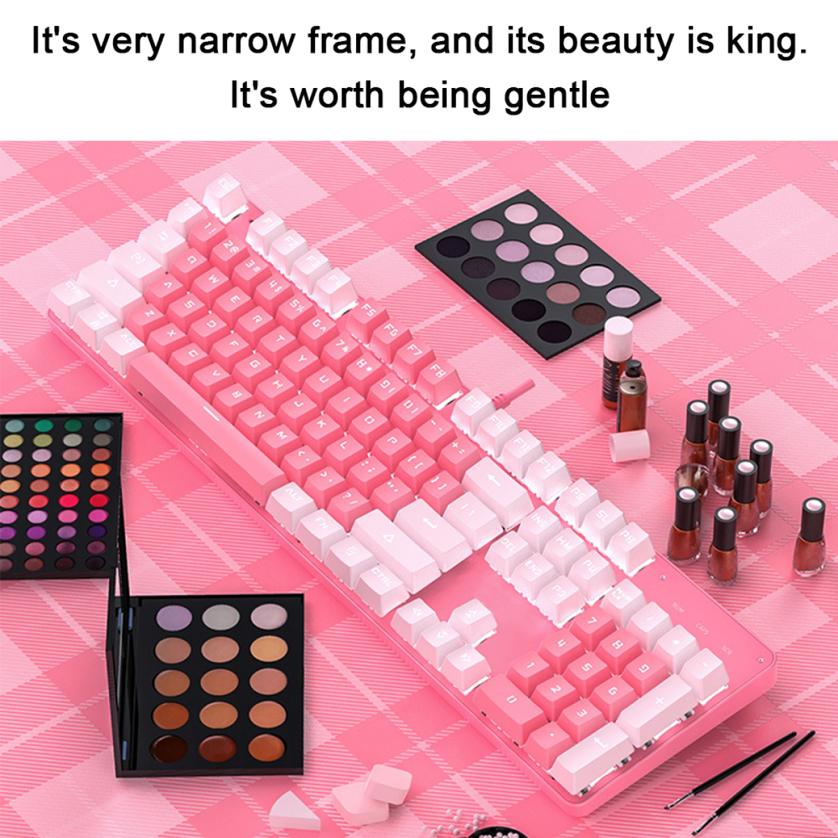Rosa und weiße Tastatur mit Make-up-Artikeln, angeordnet auf einer rosa karierten Oberfläche.