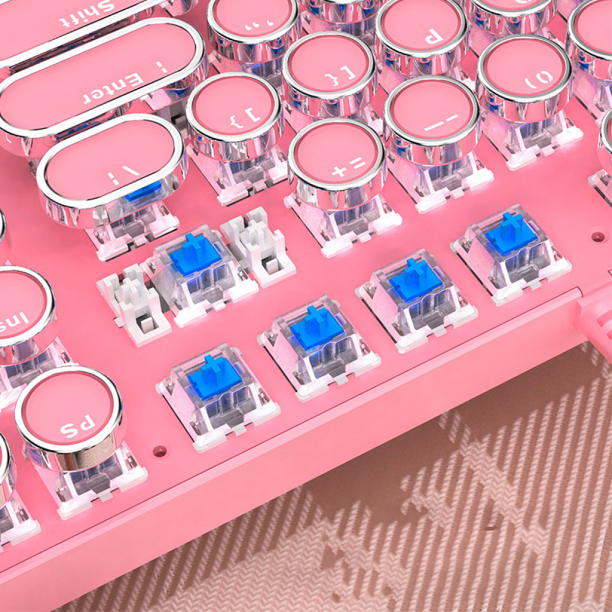 Eine rosa mechanische Tastatur mit runden Tasten und blauen Schaltern.