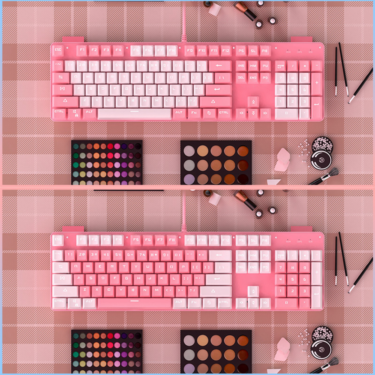 Zwei rosa Tastaturen auf kariertem Hintergrund. Make-up und Pinsel sind um die Tastaturen herum platziert.