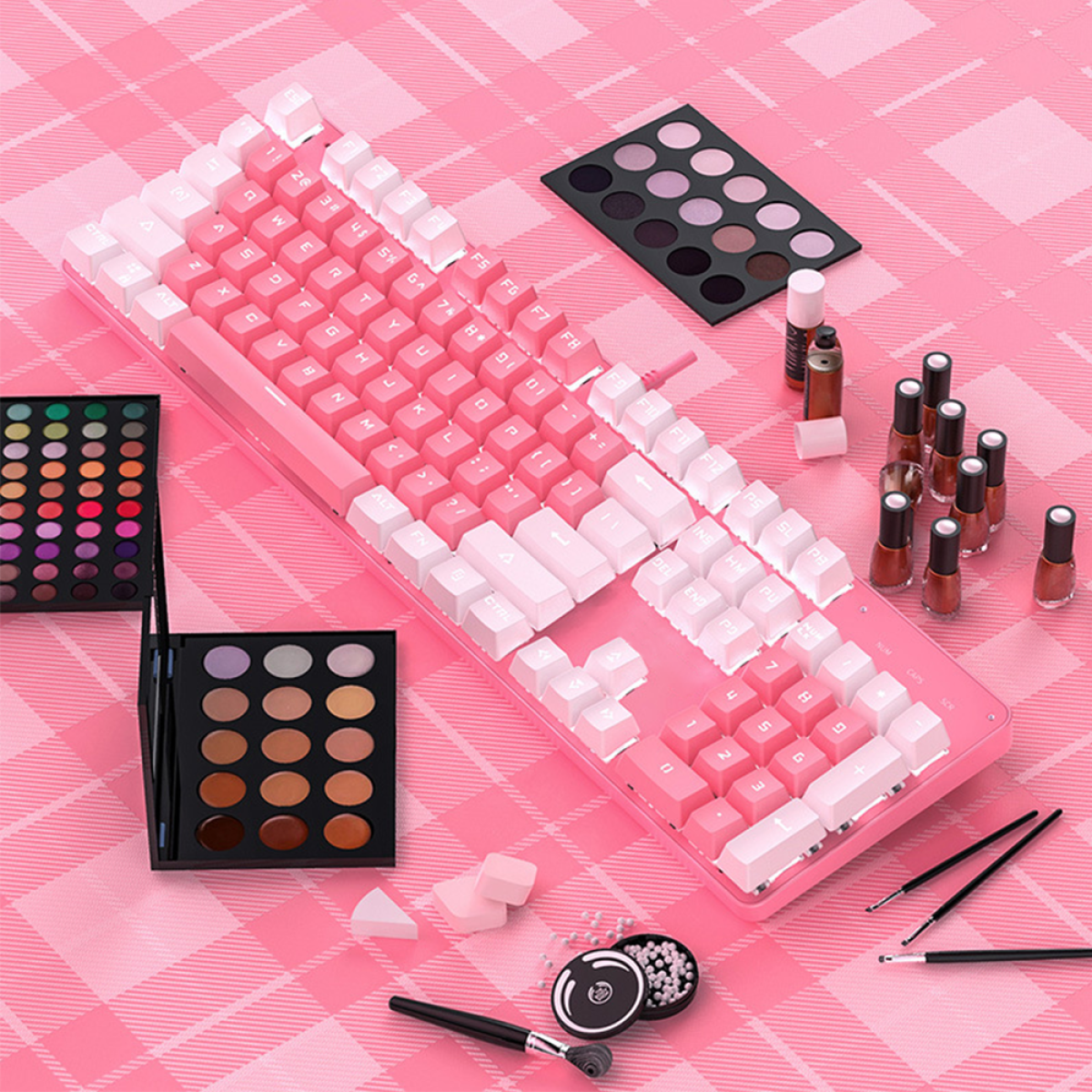 Eine rosa Tastatur, umgeben von Make-up-Artikeln. Make-up-Paletten, Pinsel und Nagellacke sind sichtbar.