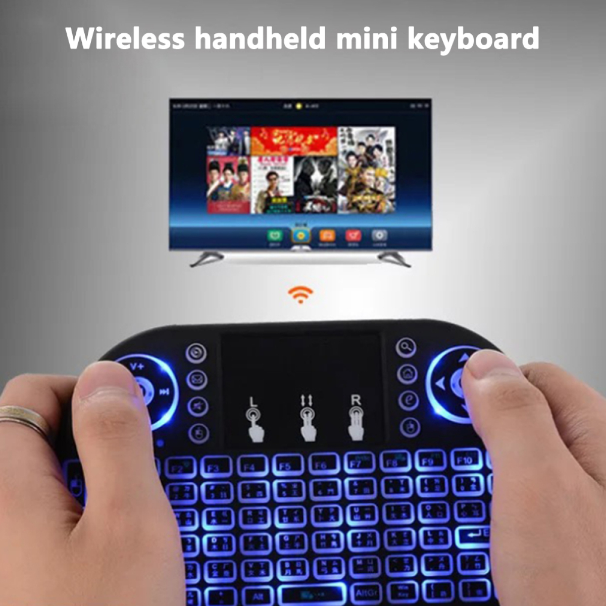 Kabellose Mini-Tastatur mit blau beleuchteten Tasten, Hände halten sie, TV-Bildschirm im Hintergrund.