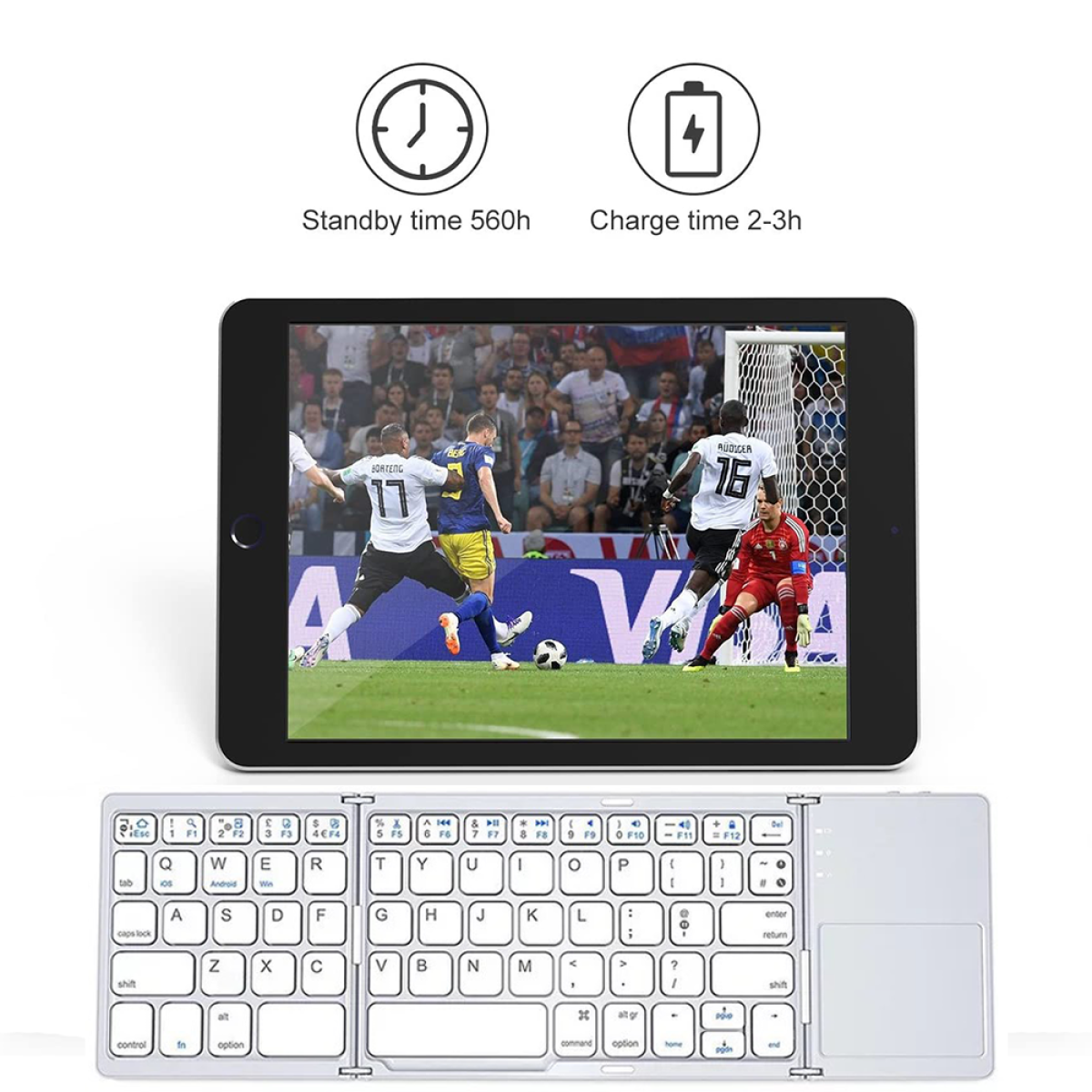 Ein Tablet zeigt ein Fußballspiel auf einer faltbaren Tastatur. Standby- und Ladezeit.