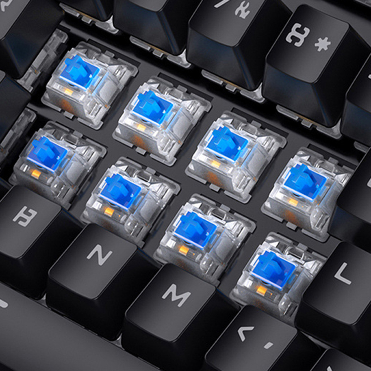 Nahaufnahme von mechanischen Tastaturschaltern mit blauen Komponenten.
