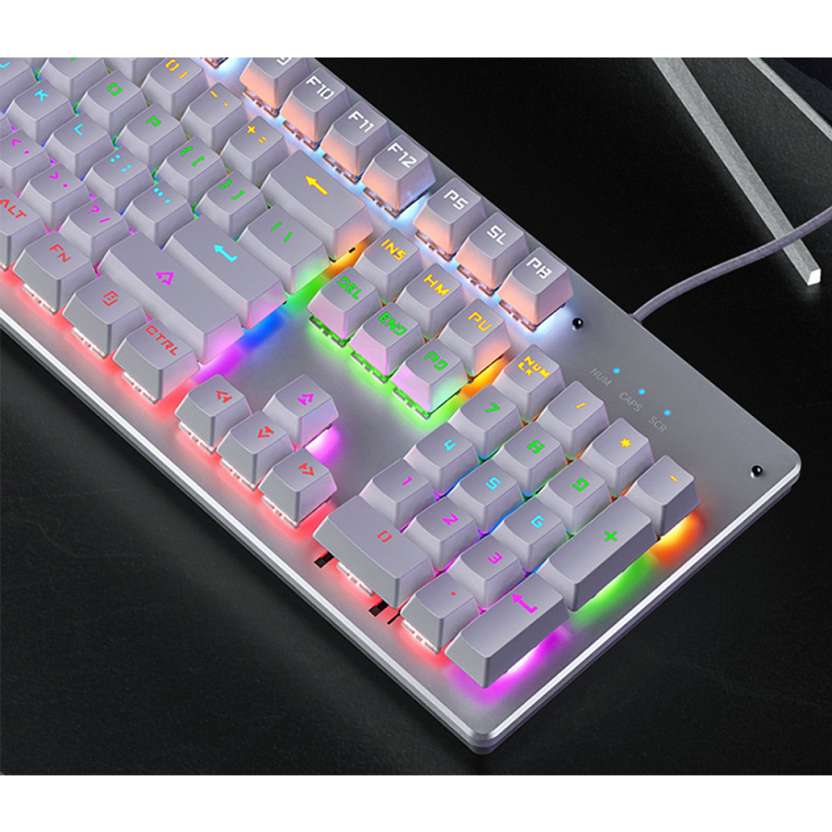 Eine silberne Tastatur mit beleuchteten Tasten in verschiedenen Farben. Auf dunkler Oberfläche.