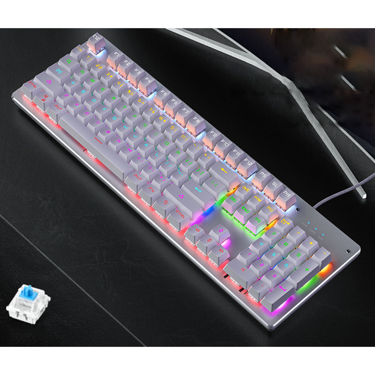 Graue Tastatur mit farbigen hintergrundbeleuchteten Tasten. Eine einzelne Taste liegt neben der Tastatur.