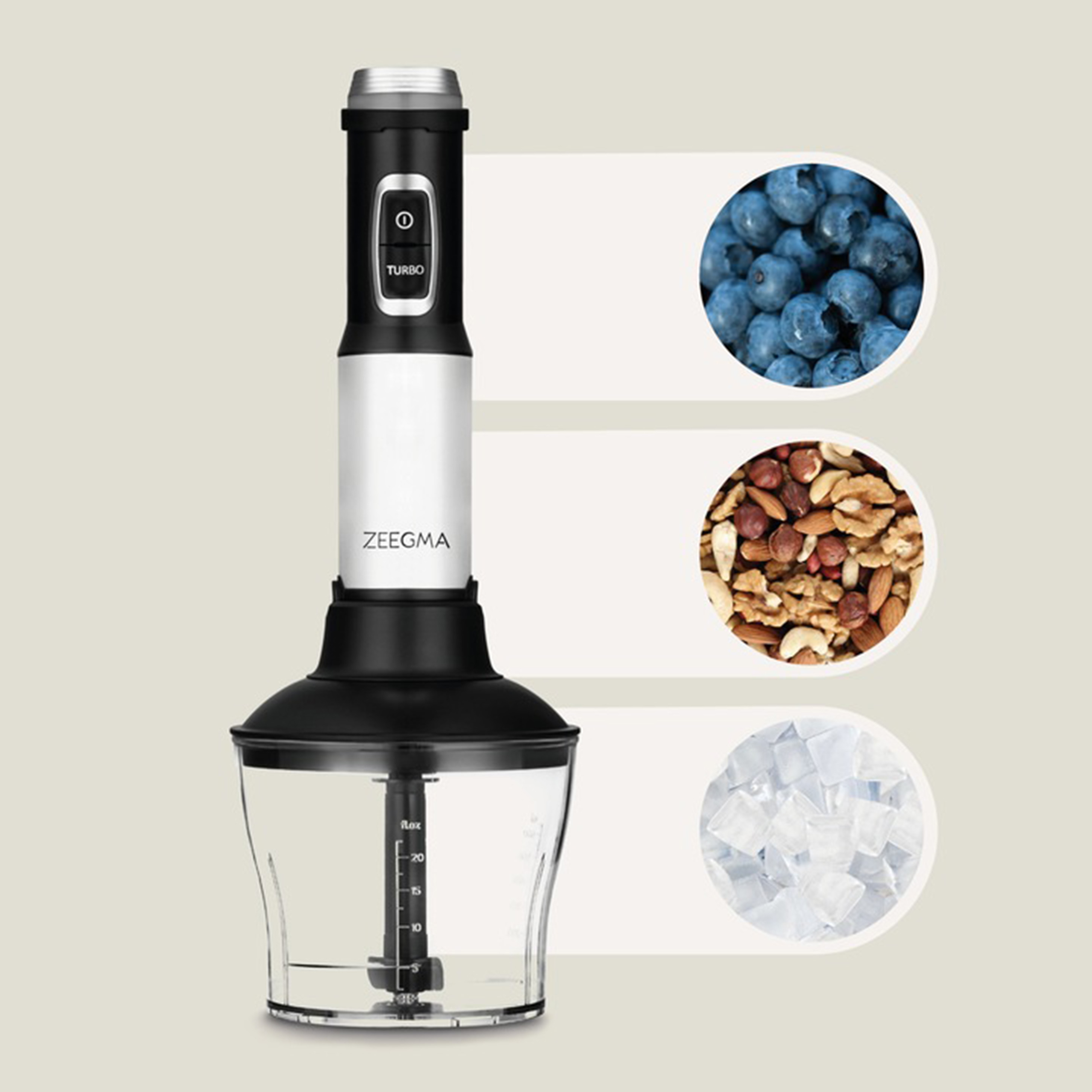 Blender ręczny ze składnikami. Pokazano jagody, orzechy i kostki lodu.