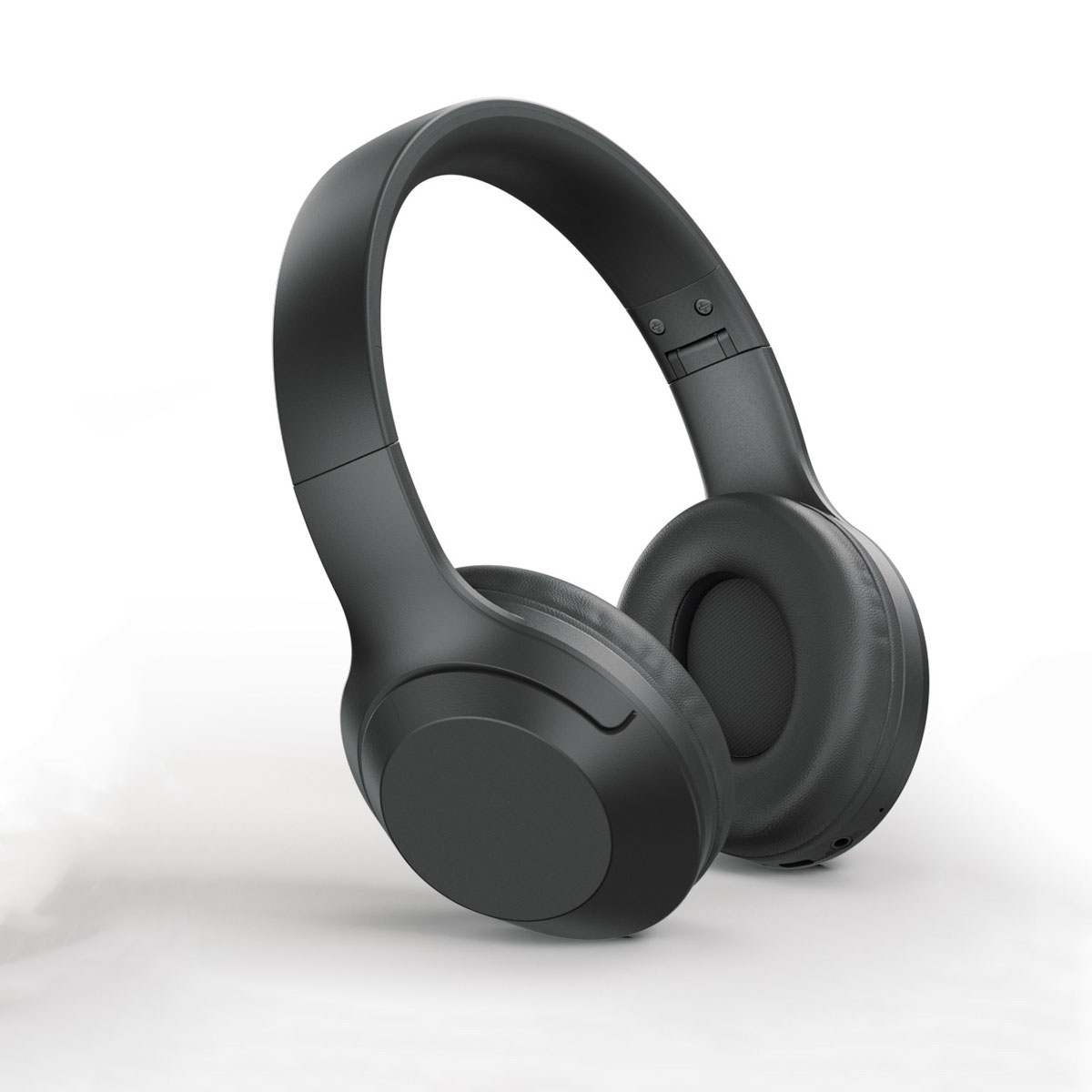Schwarze Over-Ear-Kopfhörer. Die Kopfhörer befinden sich auf einer weißen Oberfläche.