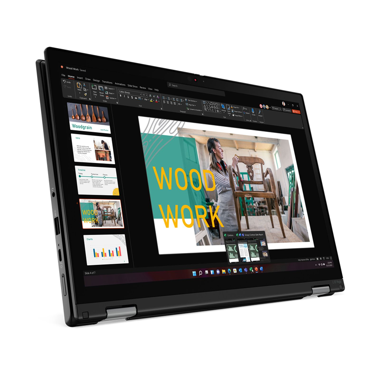 Laptop nero, aperto, mostra una presentazione sul lavoro del legno. Diapositive, grafici, donna, strumenti.