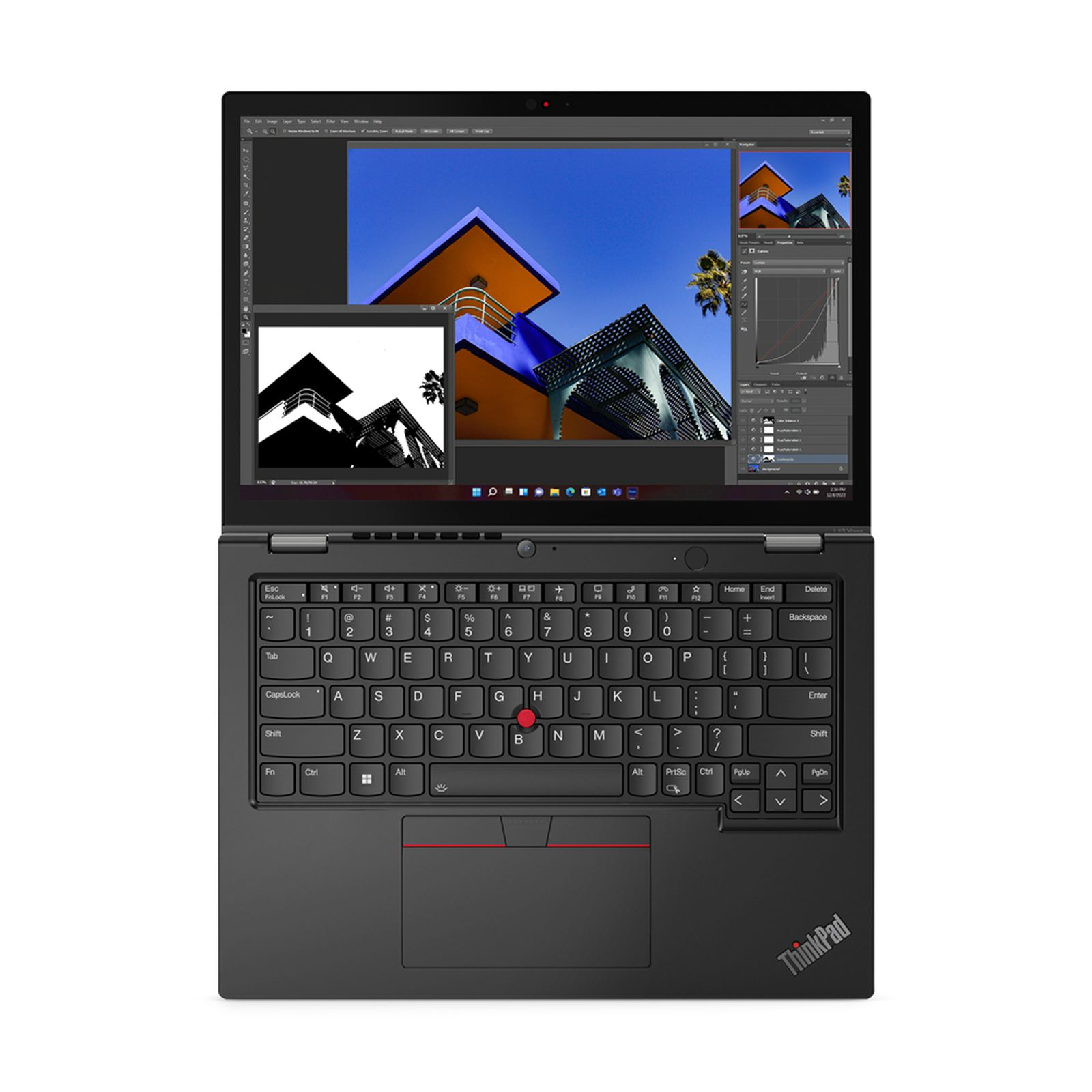 Laptop nero su una scrivania, aperto con un'interfaccia di progettazione grafica sullo schermo.