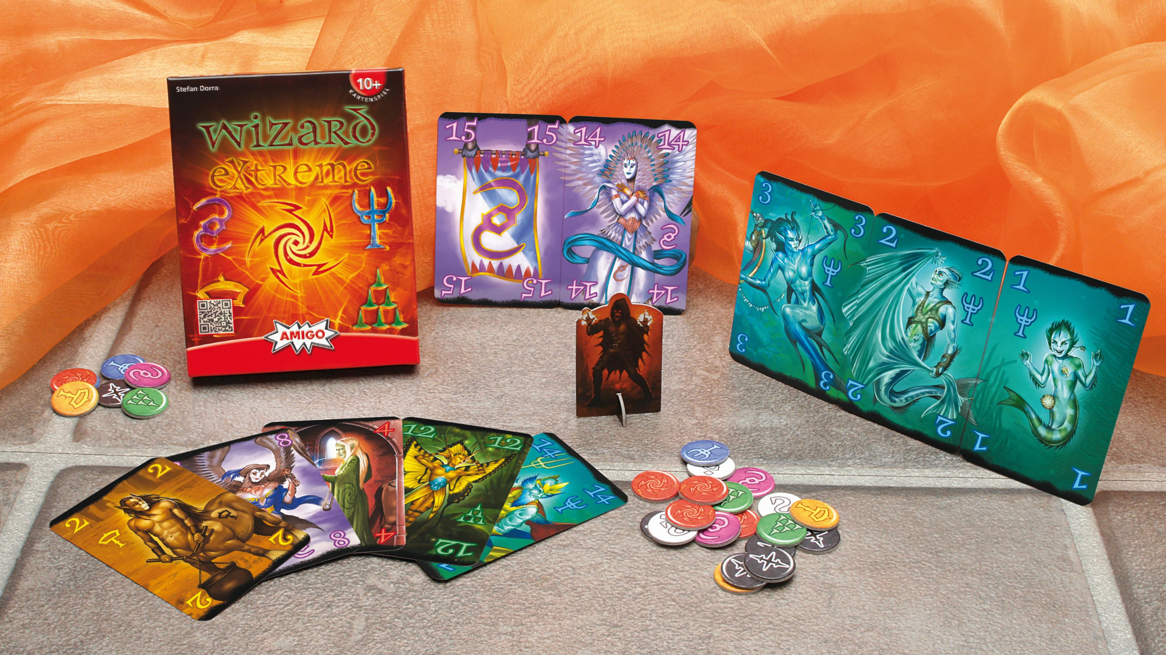 Ein Brettspiel namens 'Wizard Extreme' mit Spielkarten und Spielsteinen auf einer orangefarbenen Oberfläche.