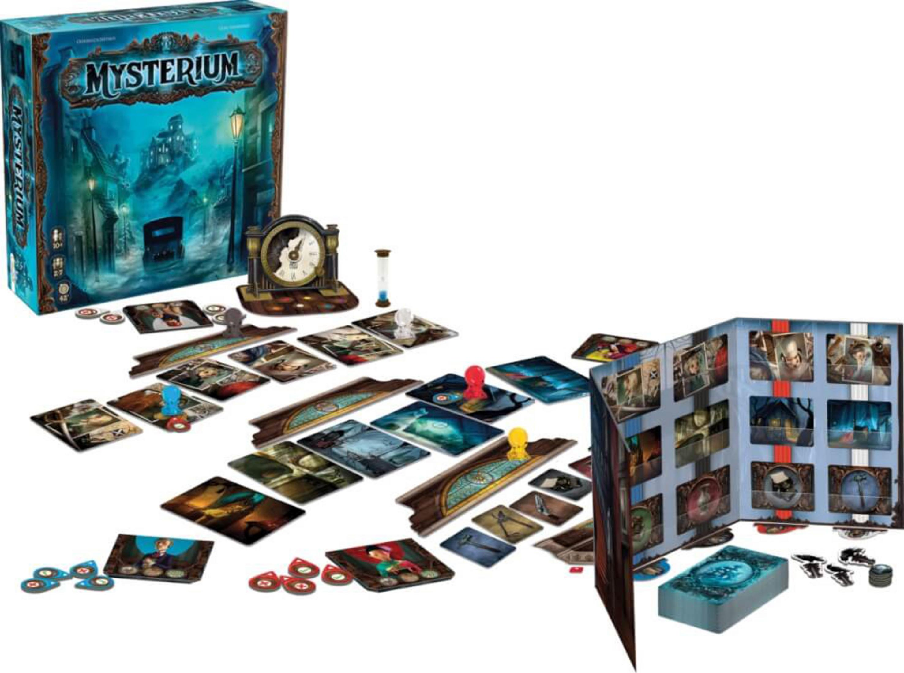 Brettspiel-Setup mit Karten, Uhr und Figuren, in einem dunklen Raum. Box in der Ecke.