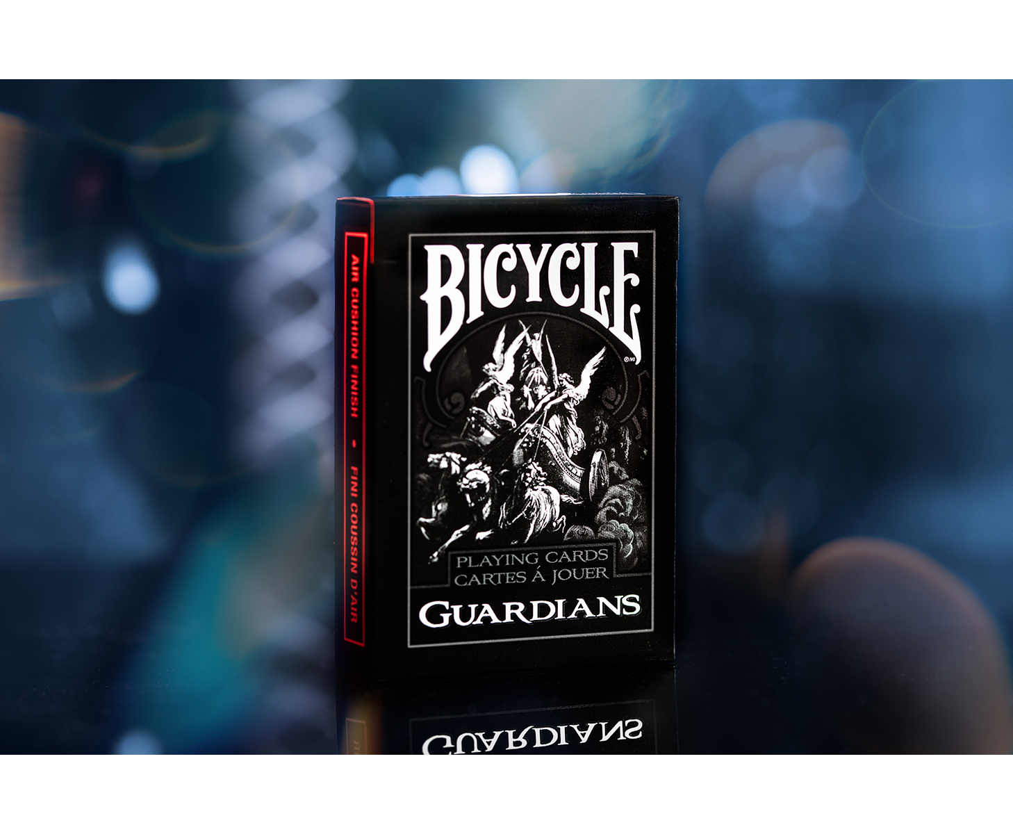 Schwarze Bicycle Spielkartenbox. Vorderseite zeigt Grafik von Figuren.