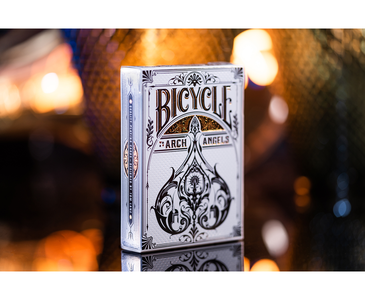 Eine Spielkartenbox. Der Text auf der Box lautet Bicycle Arch Angels. Der Hintergrund ist verschwommen.