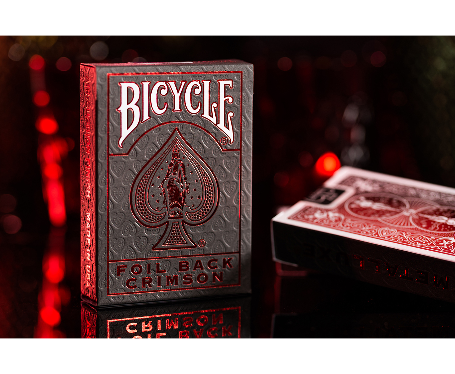 Schwarze und rote Bicycle Spielkartenbox. Pik-Symbol mit Frauenfigur.