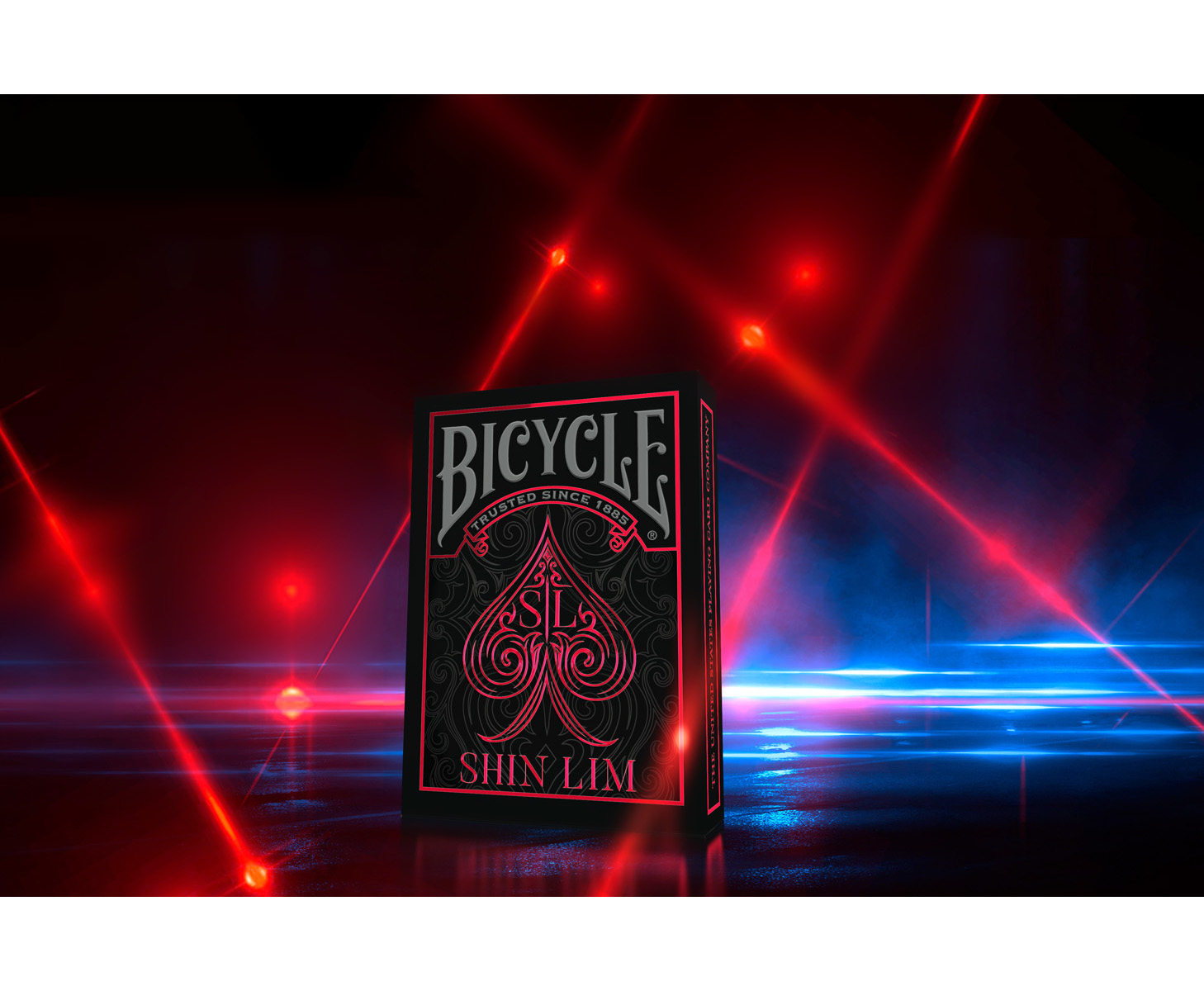 Deck Bicycle Spielkarten, schwarz mit roten Akzenten, auf einer leuchtenden, rot beleuchteten Oberfläche. Der Hintergrund ist dunkel.
