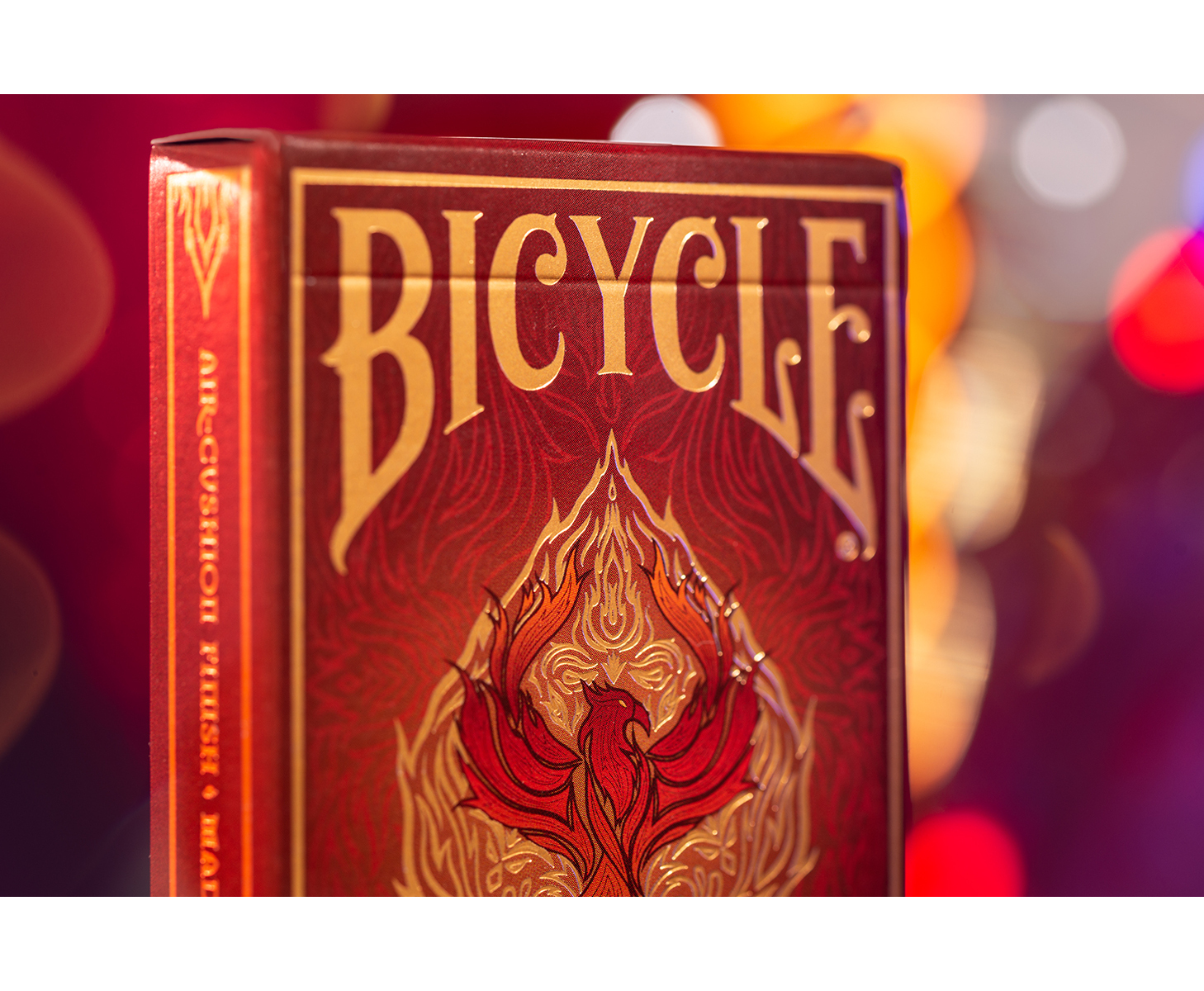 Nahaufnahme einer roten Bicycle Spielkartenbox mit einem Phoenix-Design.