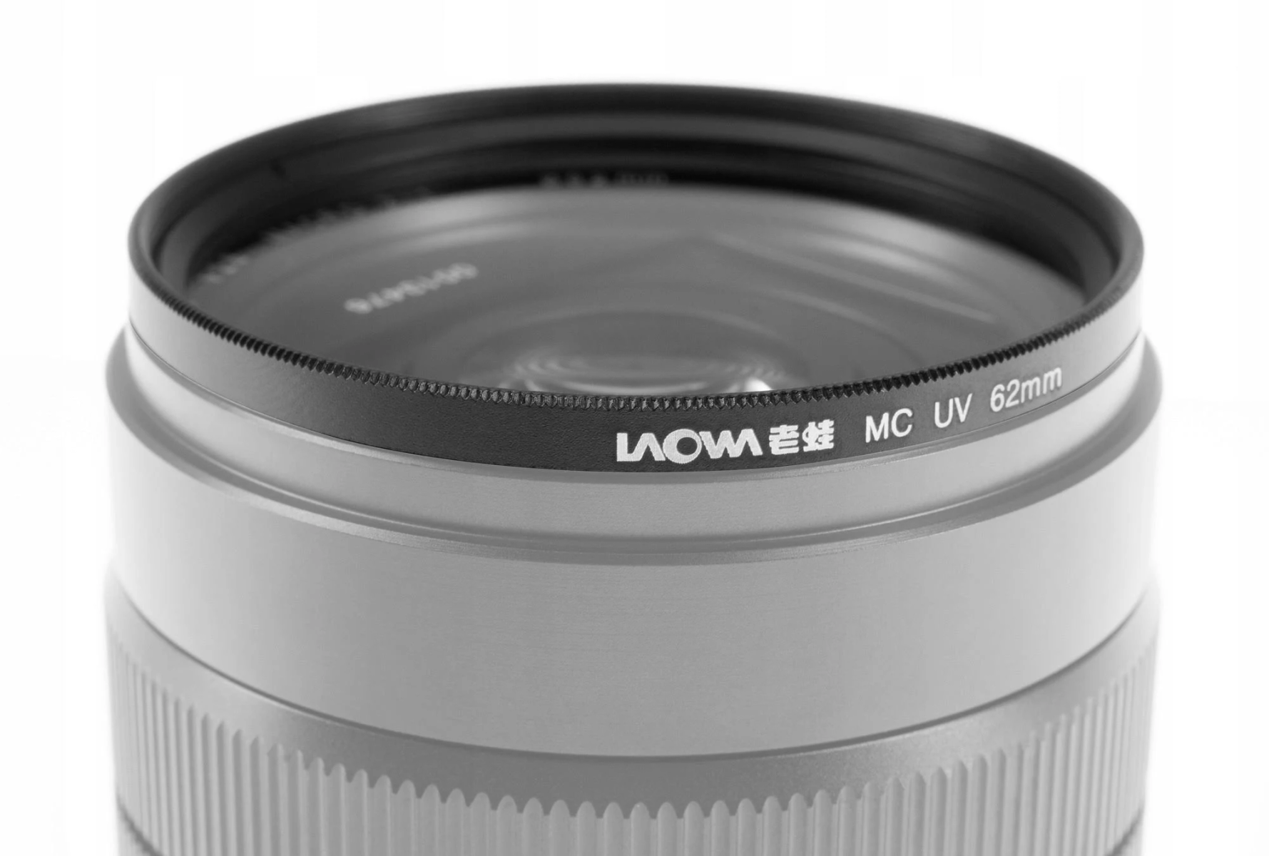 Un objetivo de cámara con un anillo de filtro adjunto. El filtro tiene texto blanco.