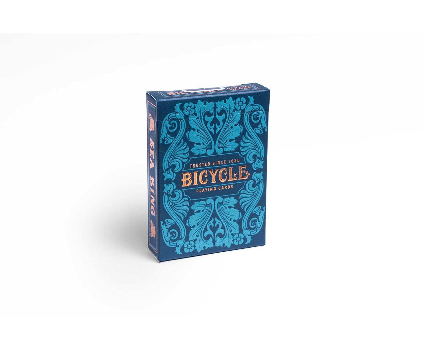 Kartenspiel von Bicycle in einer dunkelblauen Schachtel mit floralem Design und den Wörtern "Bicycle" und "SEA KING".